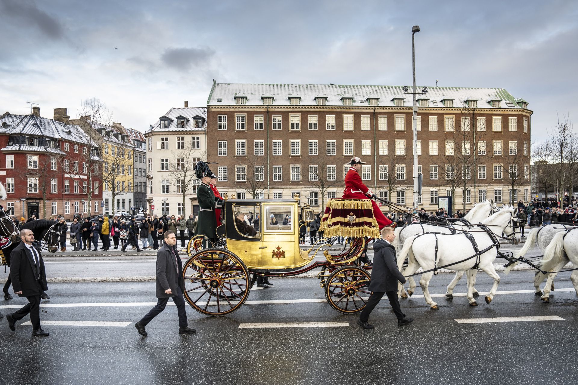 Koningin Margrethe vertrekt voor de laatste keer als koningin in de gouden koets voor haar traditionele nieuwjaarsrit van paleis Amalienborg naar paleis Christiansborg op 4 januari.