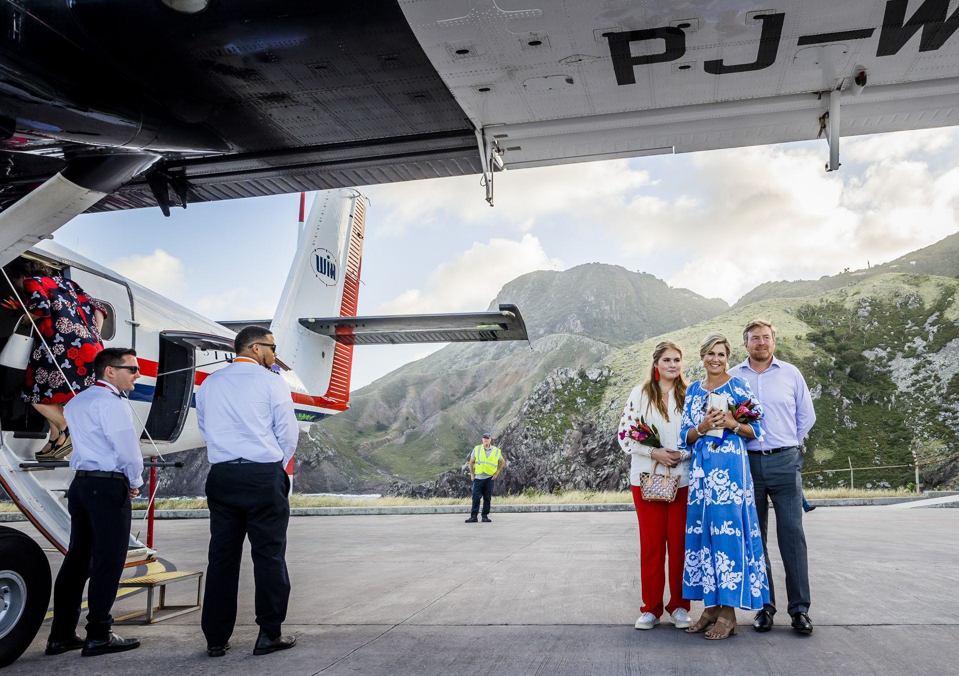 Koning Willem-Alexander, koningin Máxime en prinses Amalia op het vliegveld op Saba, 2023.