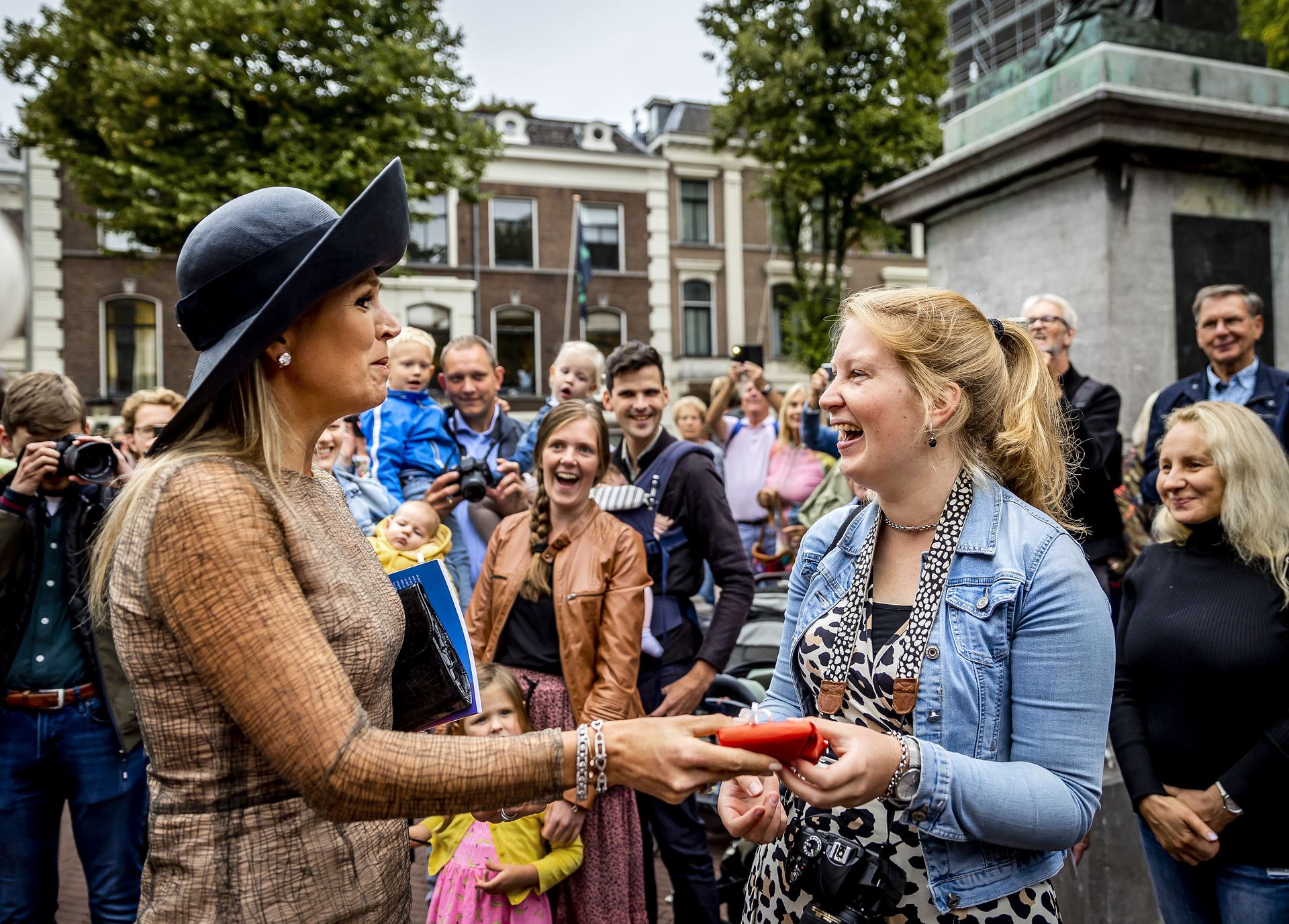 Koningin Máxima krijgt een cadeautje aangeboden door een fan in 2022.