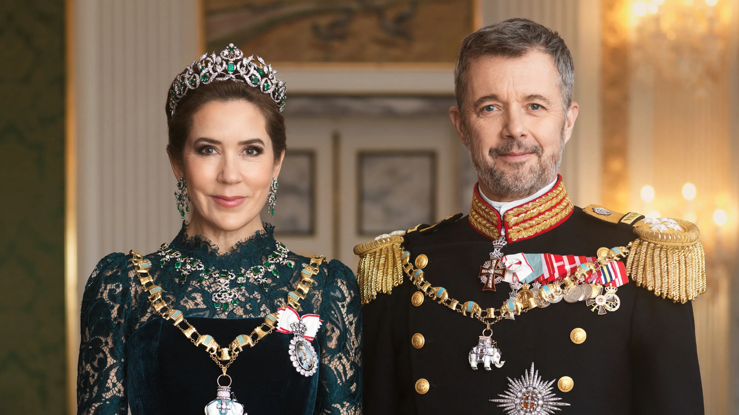 het eerste galaportret van koning Frederik en koningin Mary - Blauw Bloed