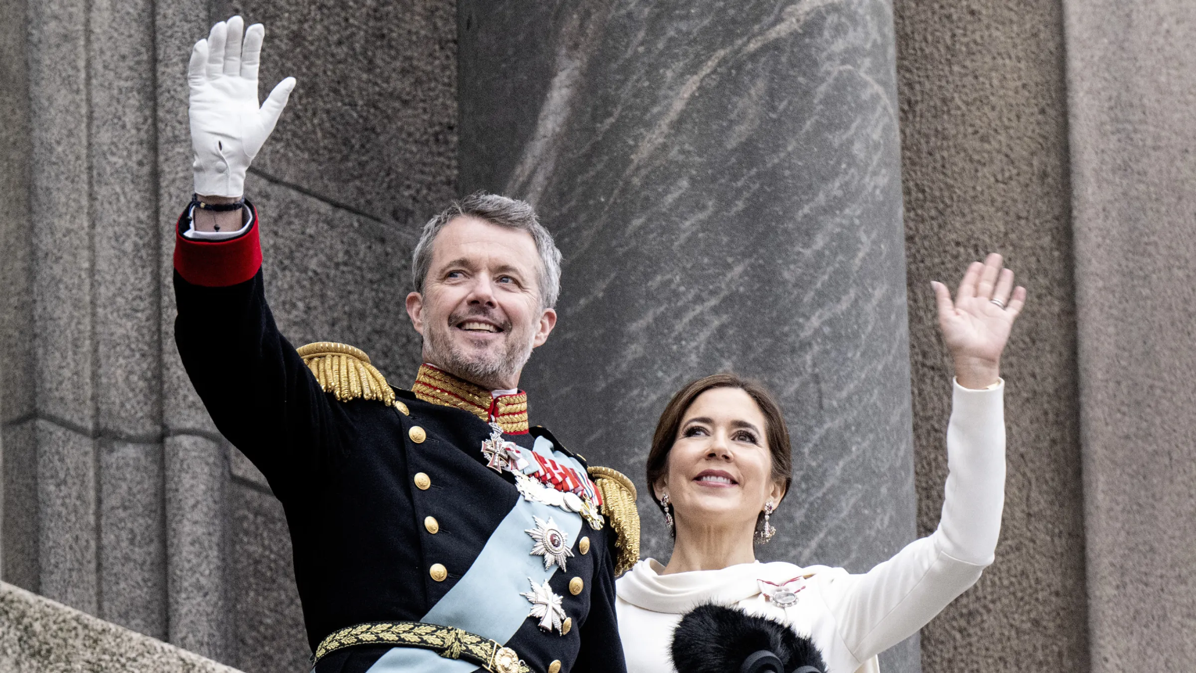 De officiële portretfoto van koning Frederik X - Blauw Bloed