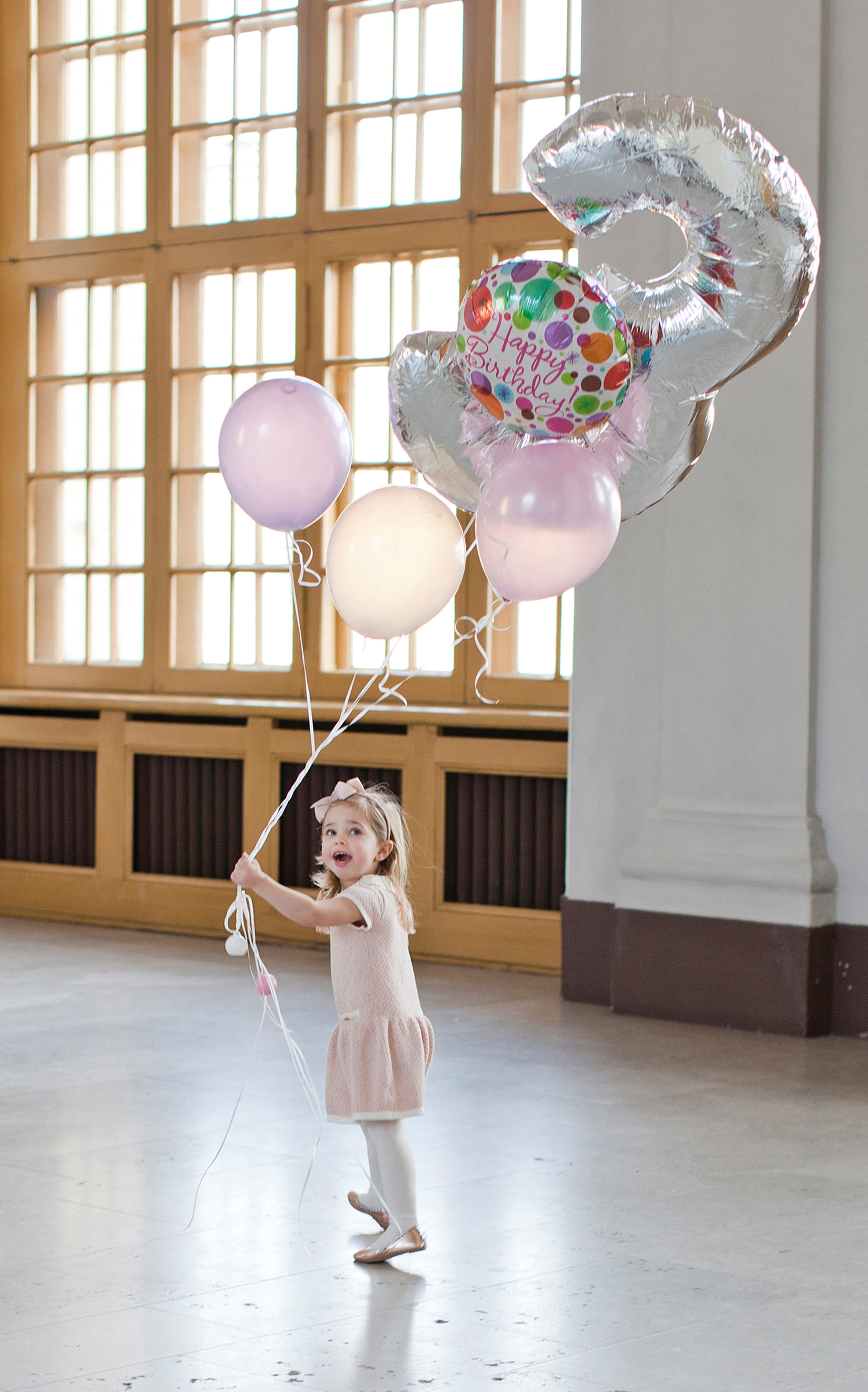Feestelijke ballonnen op haar derde verjaardag, 2017.