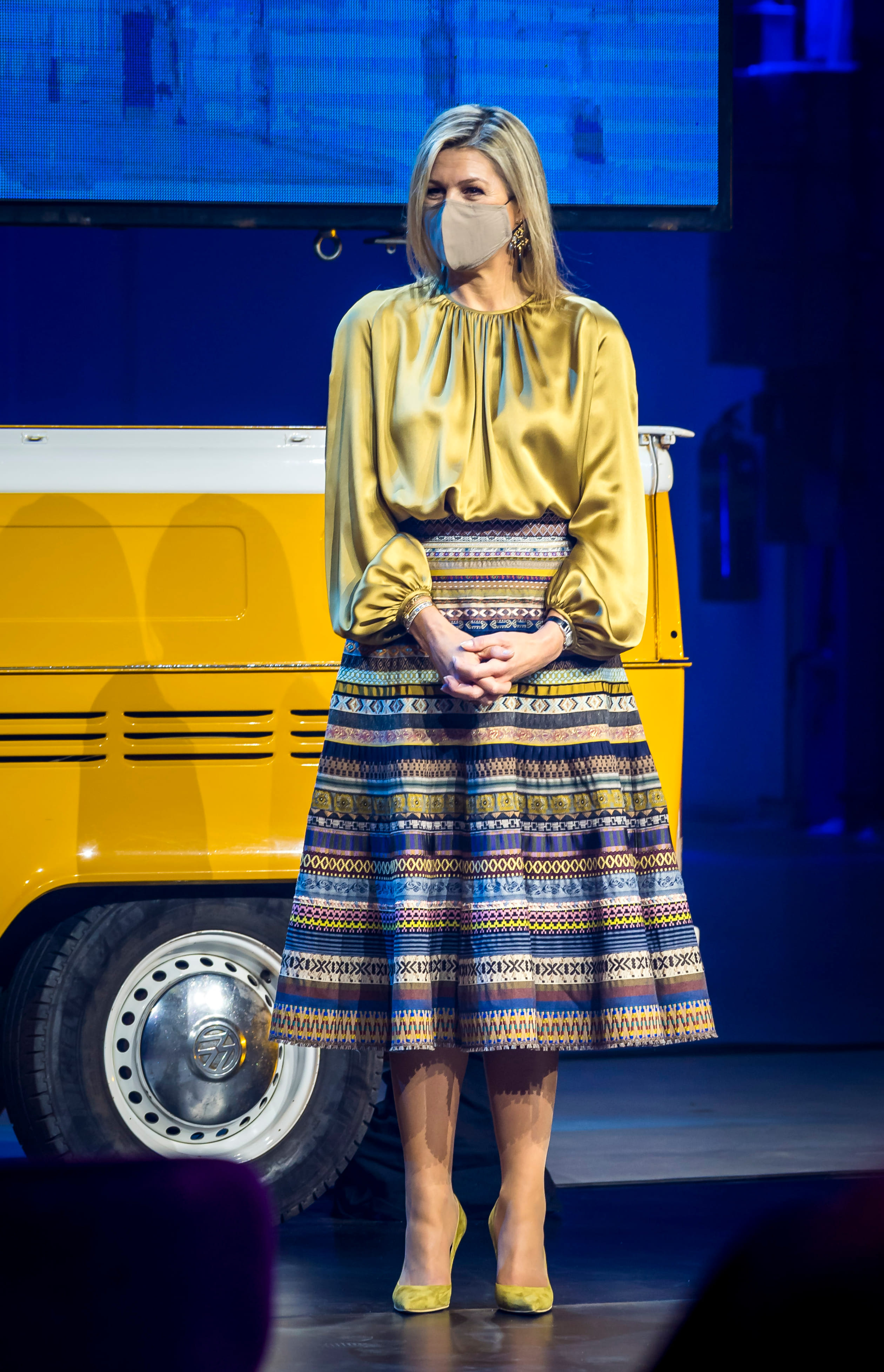 Máxima combineert haar nieuwe goudkleurige blouse van modehuis Natan met een veelkleurige Bänderrock