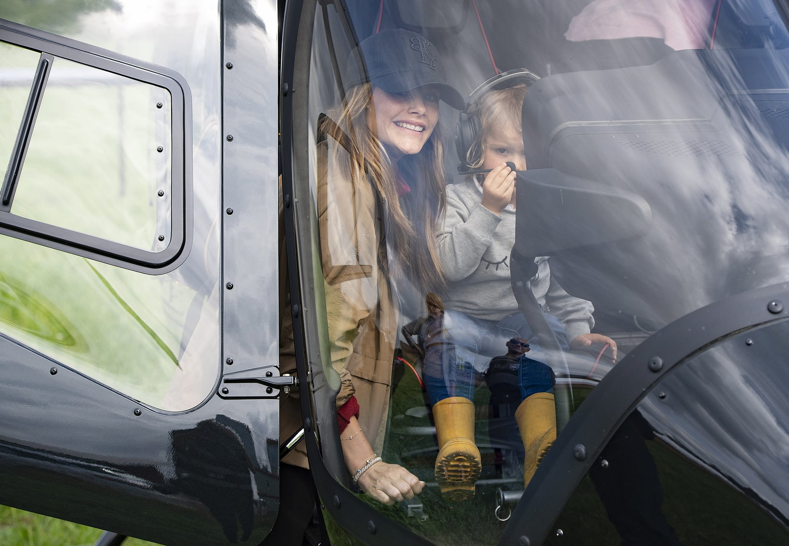 Prinses_Sofia_en_Alexander_in_helikopter.jpg