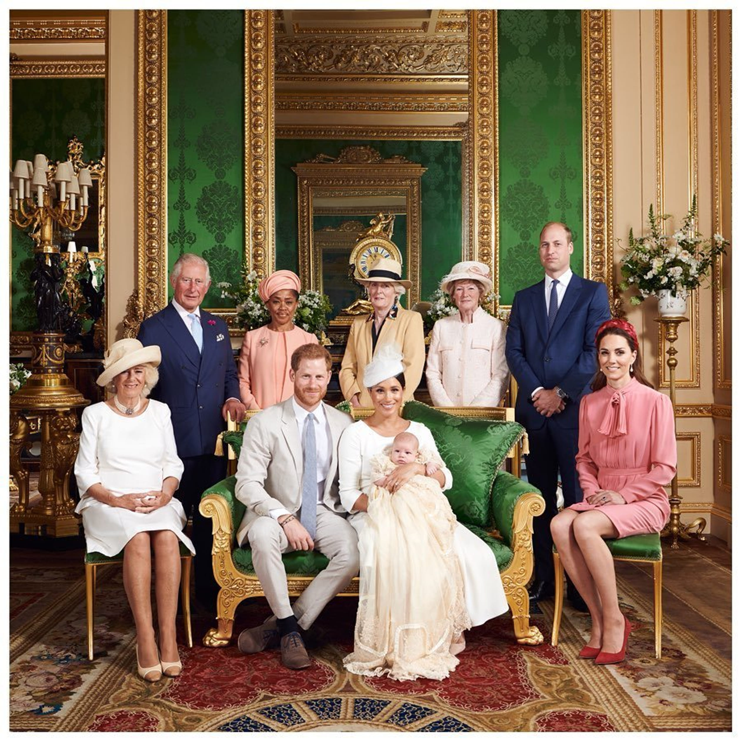 Een familiefoto gemaakt tijdens de doop van Archie in juli 2019.