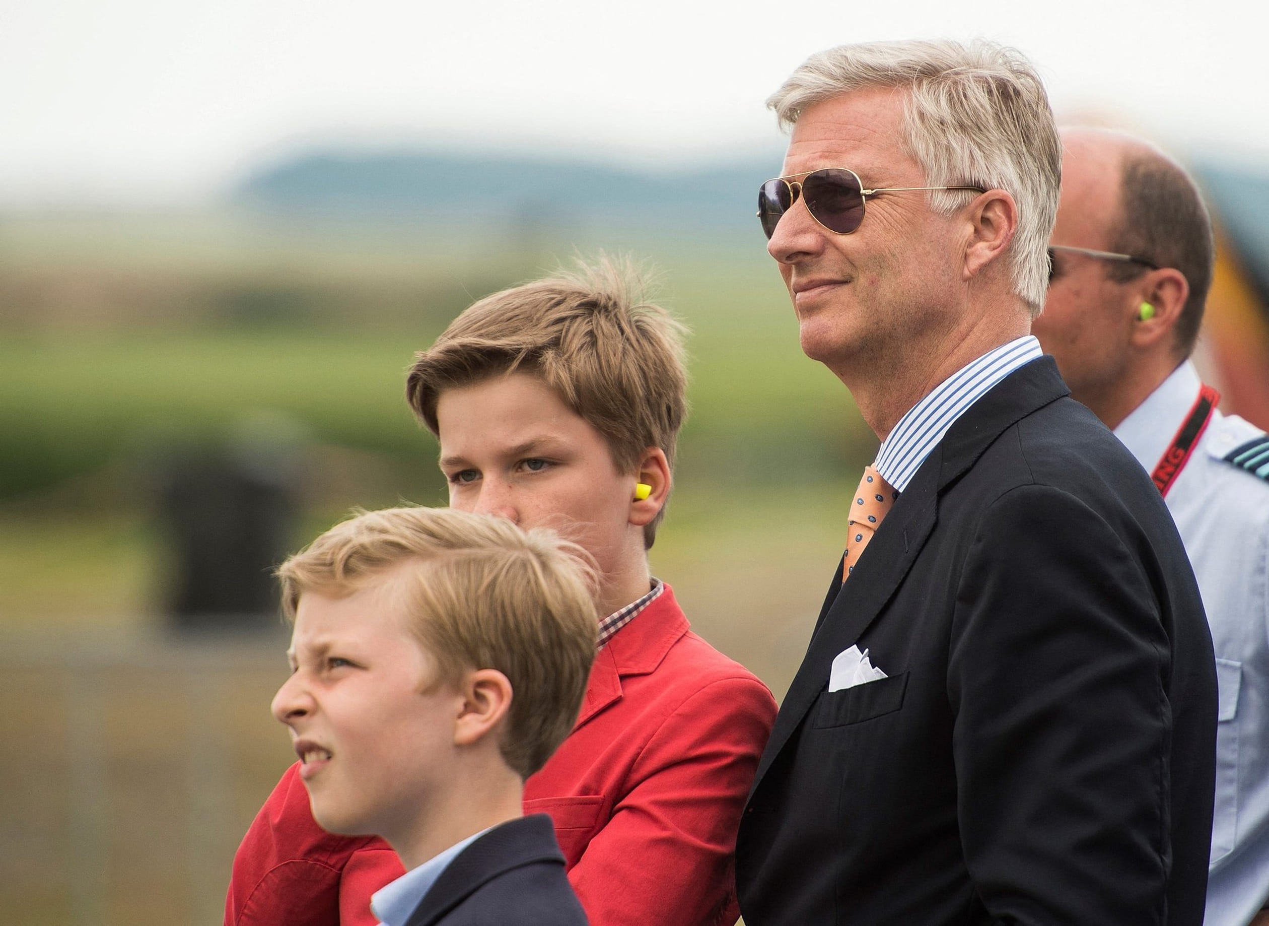 Koning Filip met Gabriël en Emmanuel tijdens de Air Force Dagen op de militaire basis in Florennes,