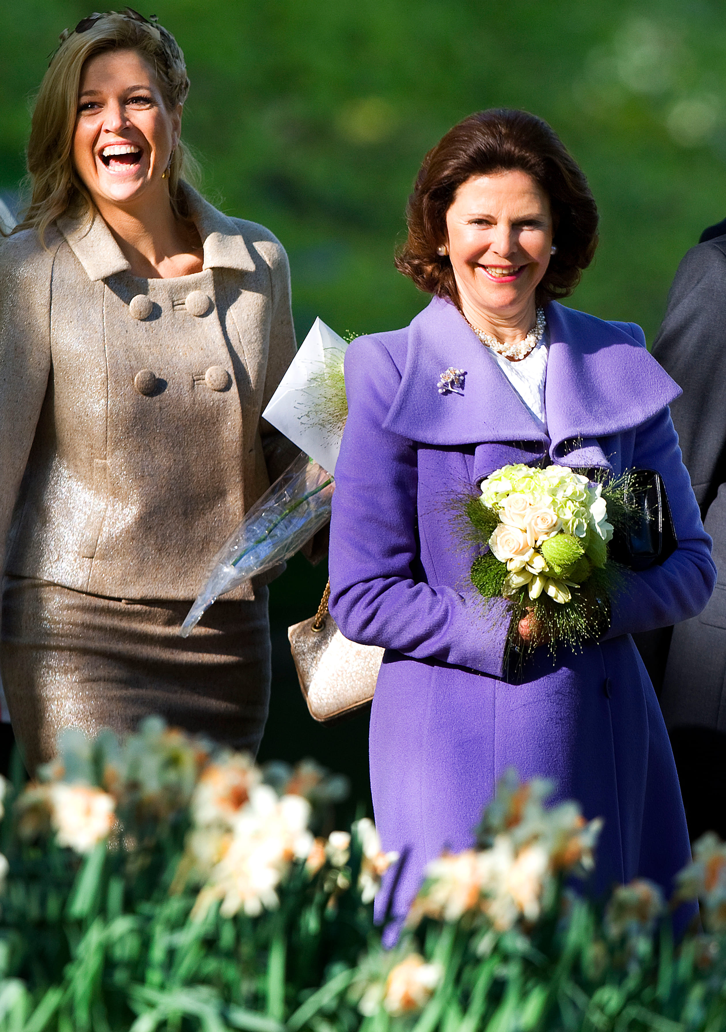 Tijdens het staatsbezoek neemt Máxima koningin Silvia mee naar de Keukenhof in Lisse. De dames