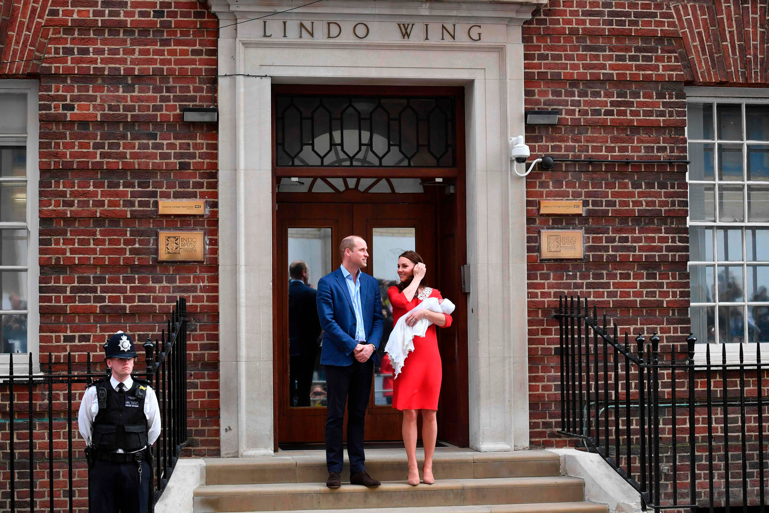 William_en_Kate_tonen_baby_3.jpg