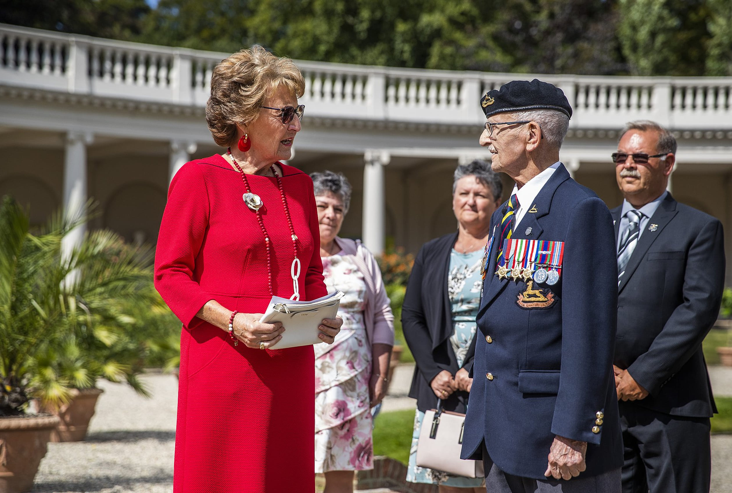 Prinses_Margriet_en_Canadese_veteraan.jpg