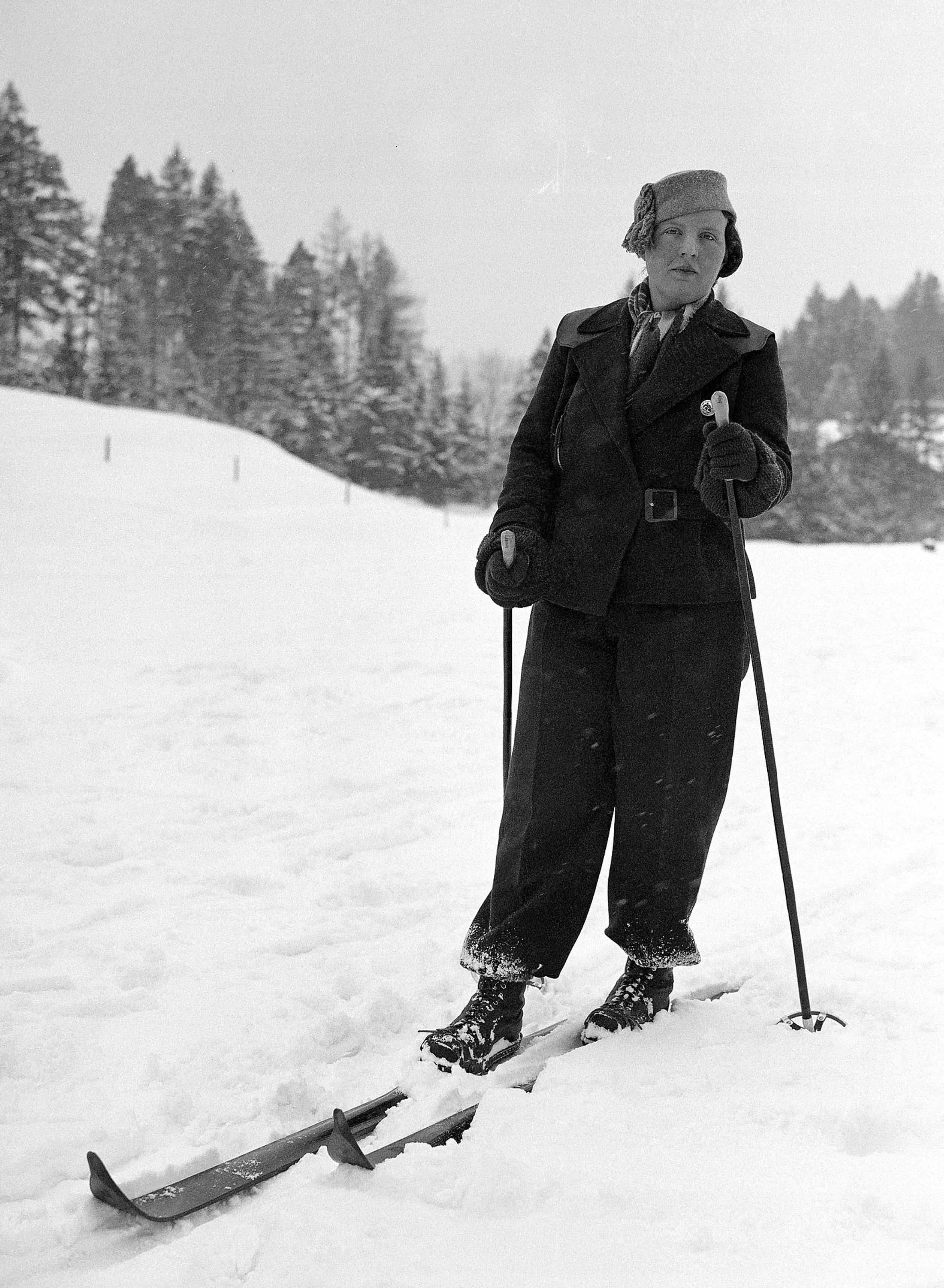 Prinses Juliana poseert voor een foto voordat zij een afdaling maakt in 1936.