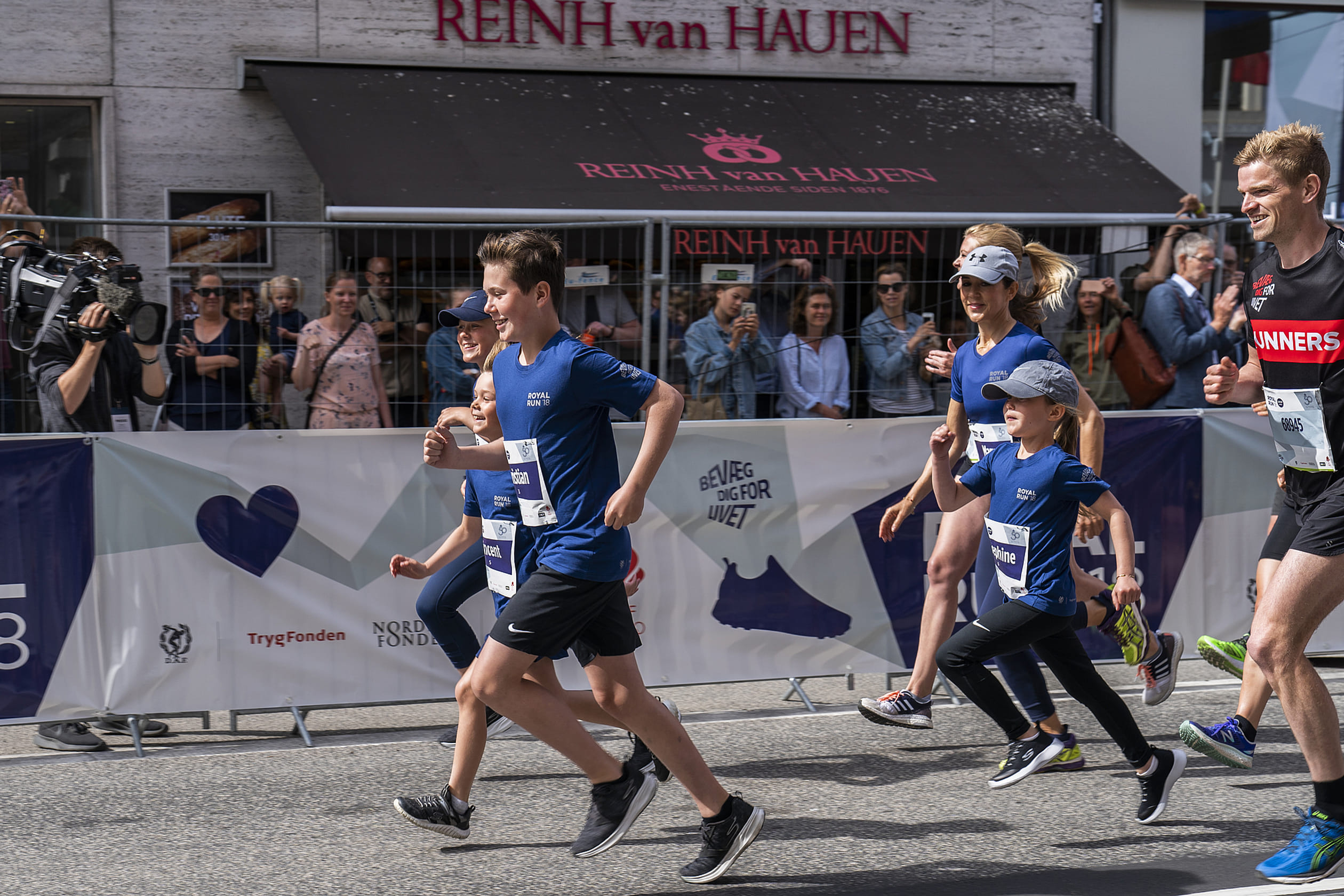 2018: Prins Christian, prinses Isabella, prins Vincent en prinses Josephine rennen met hun moeder
