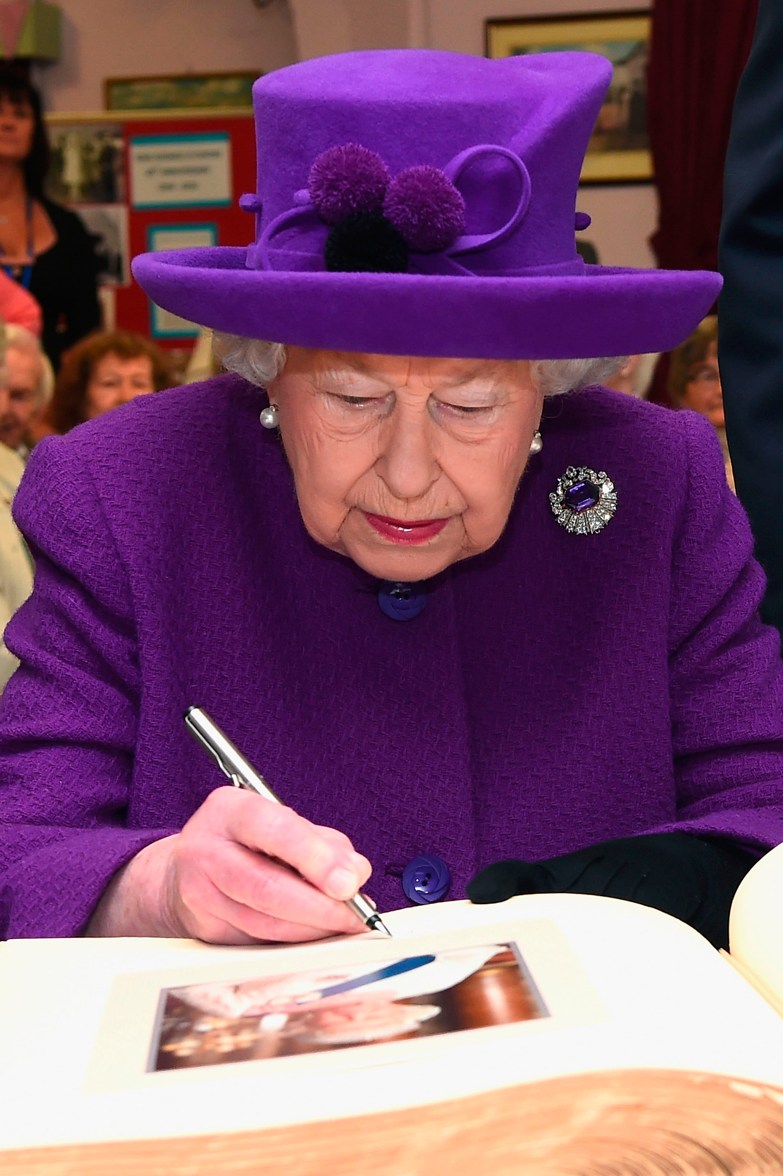 Elizabeth_tekent_gastenboek.jpg