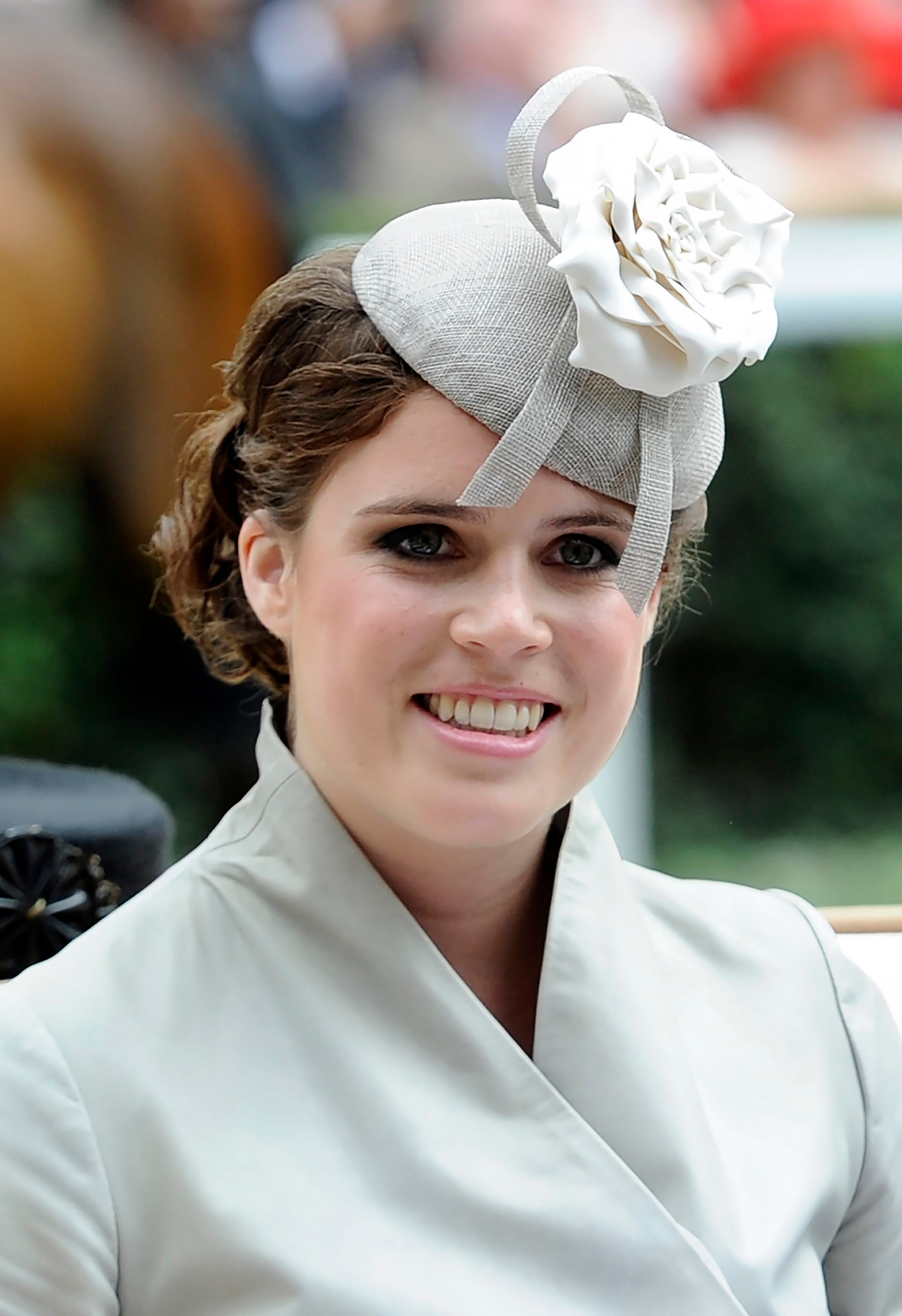 Prinses_Eugenie_hoedje_met_bloem.jpg