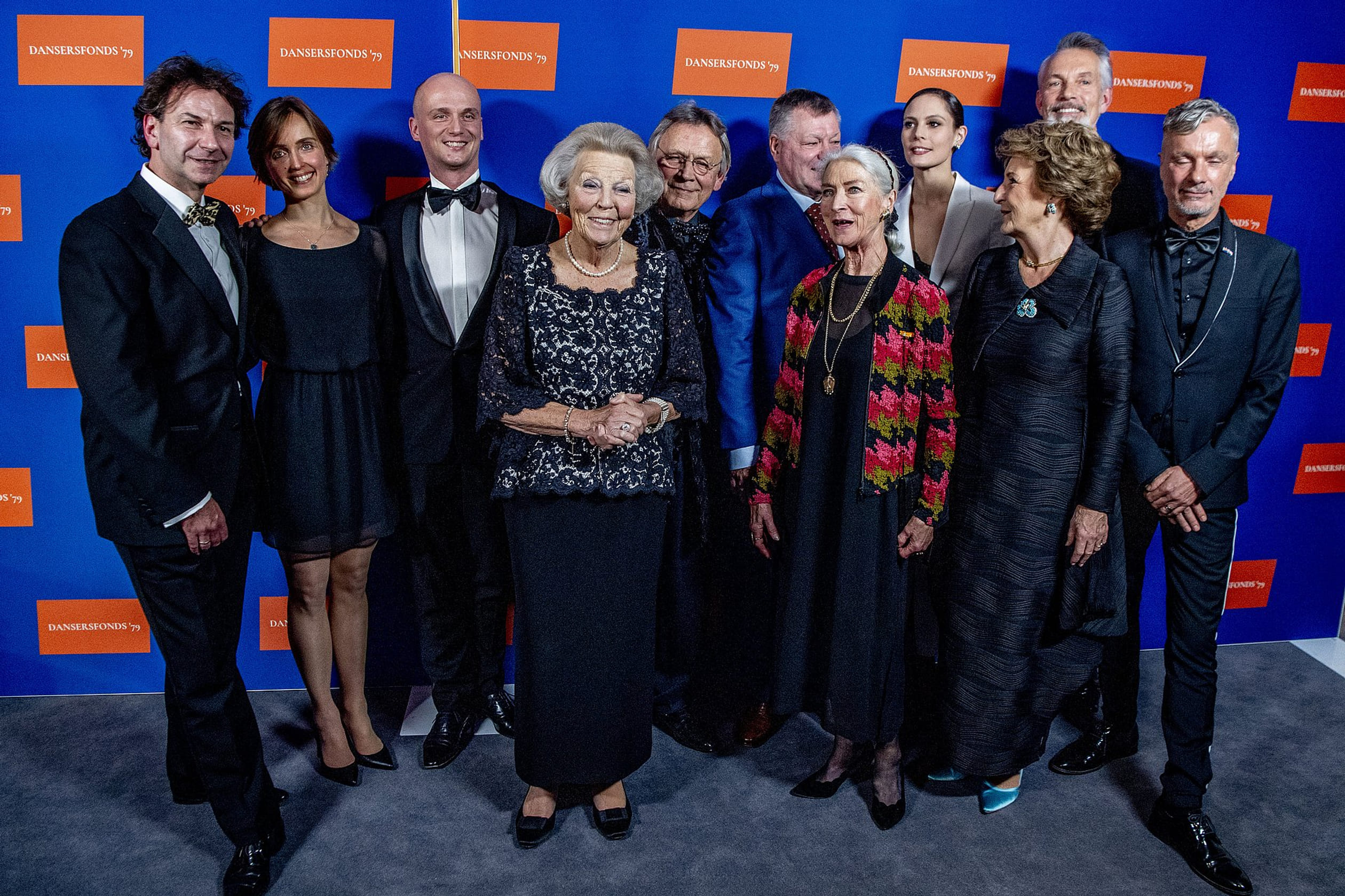 AMSTERDAM - Prinses Beatrix en prinses Margriet poseren tijdens de 22ste editie van het Nederlands