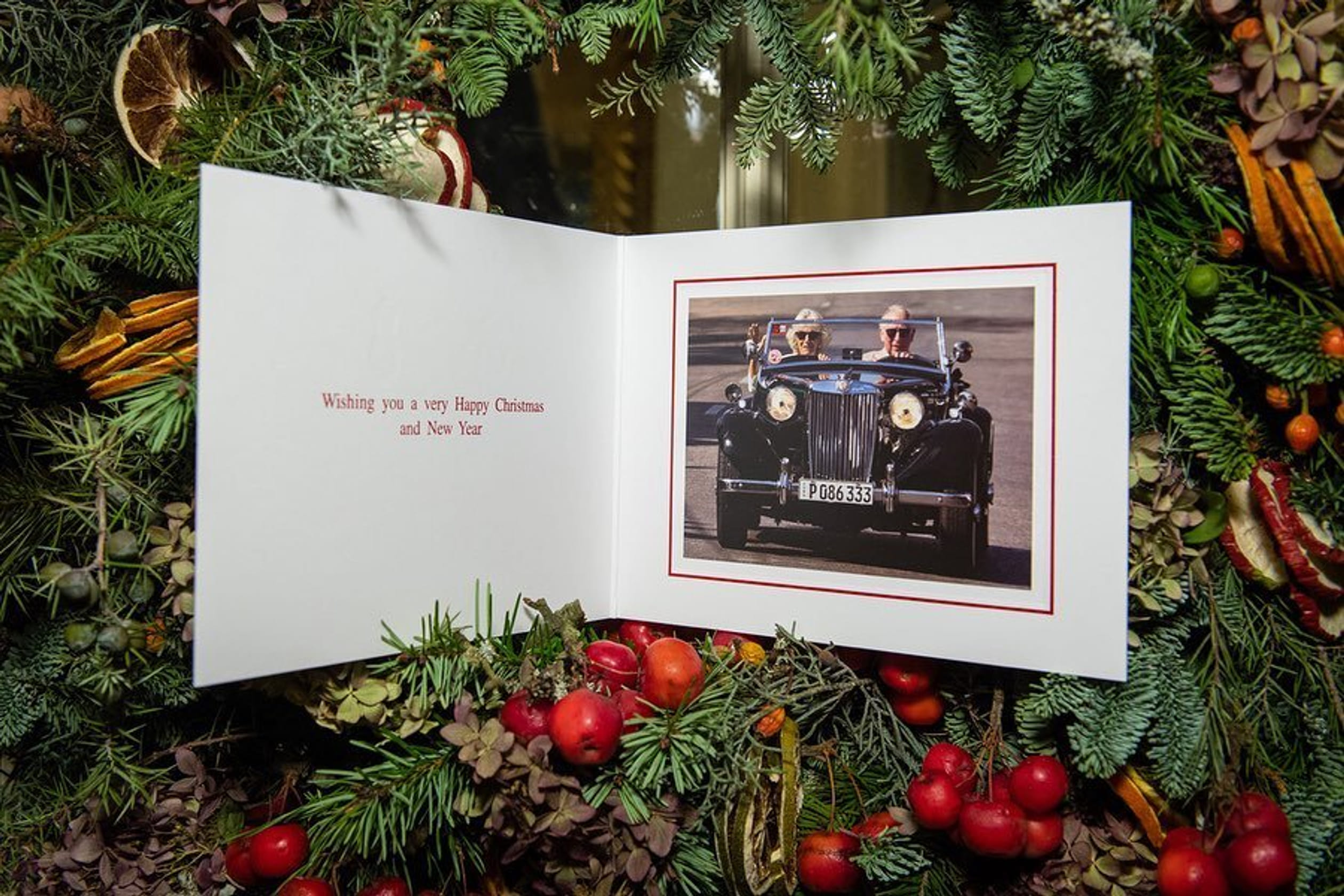 Charles en Camilla pronken dit jaar met een foto uit Cuba op hun kerstkaart.