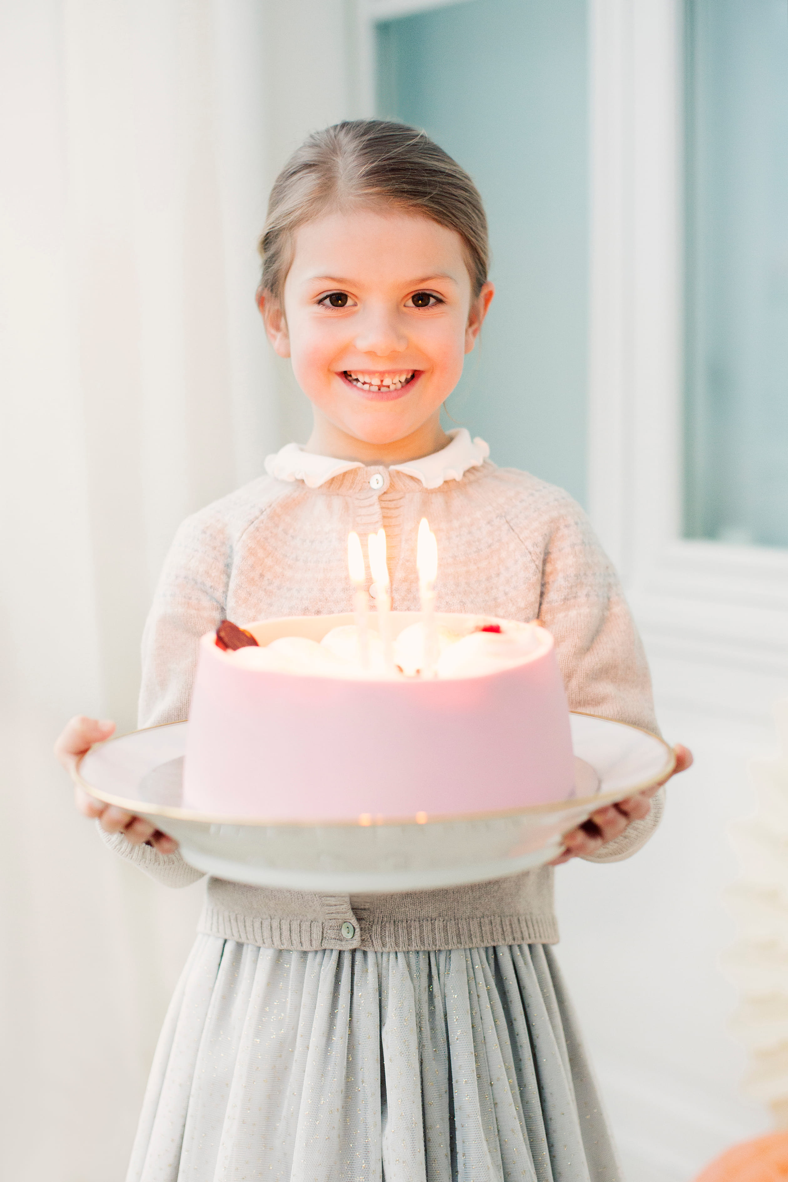 Prinses_Estelle_met_taart.jpg