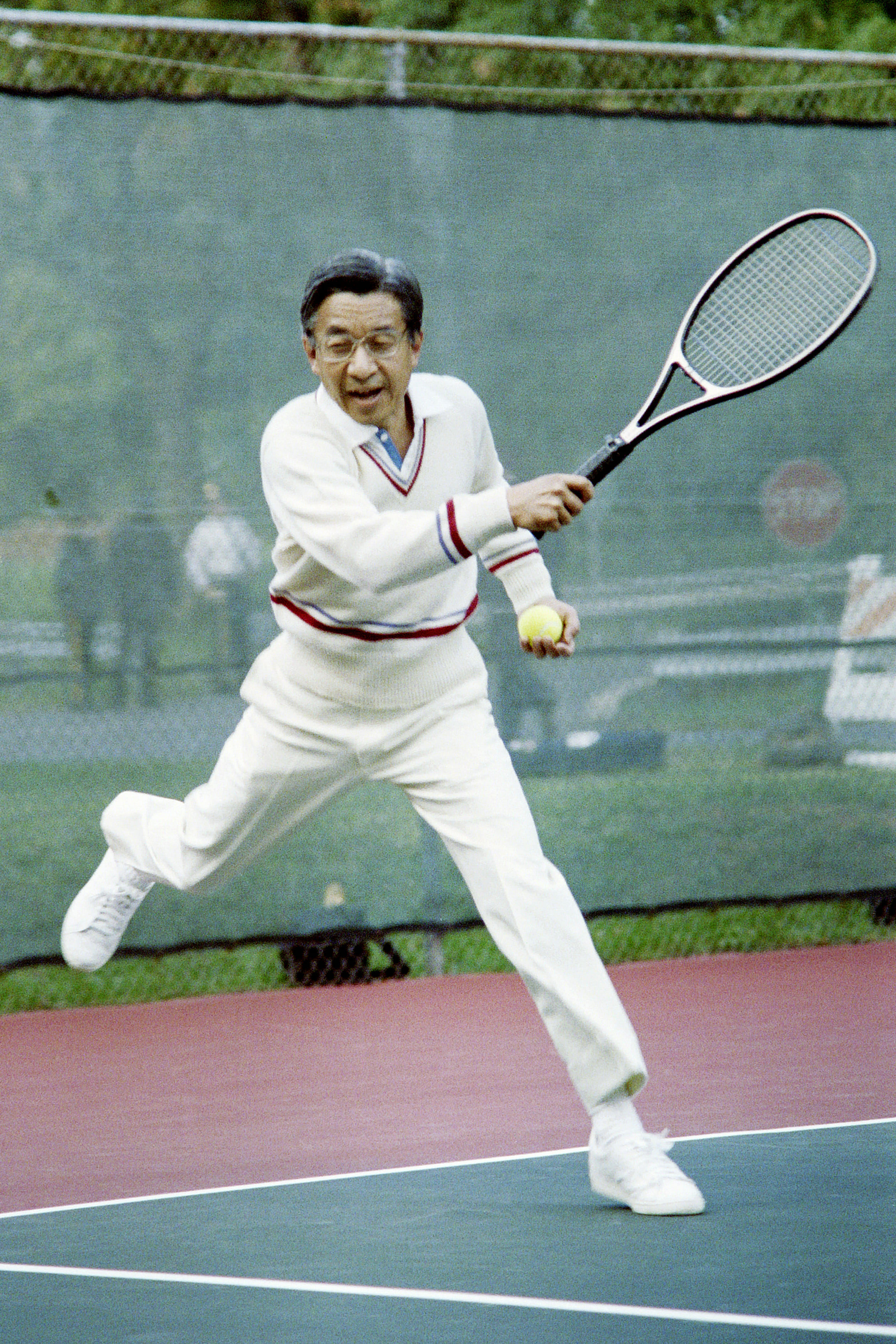 1960: Toenmalig kroonprins Akihito springt naar de bal tijdens een tenniswedstrijd bij de woning van