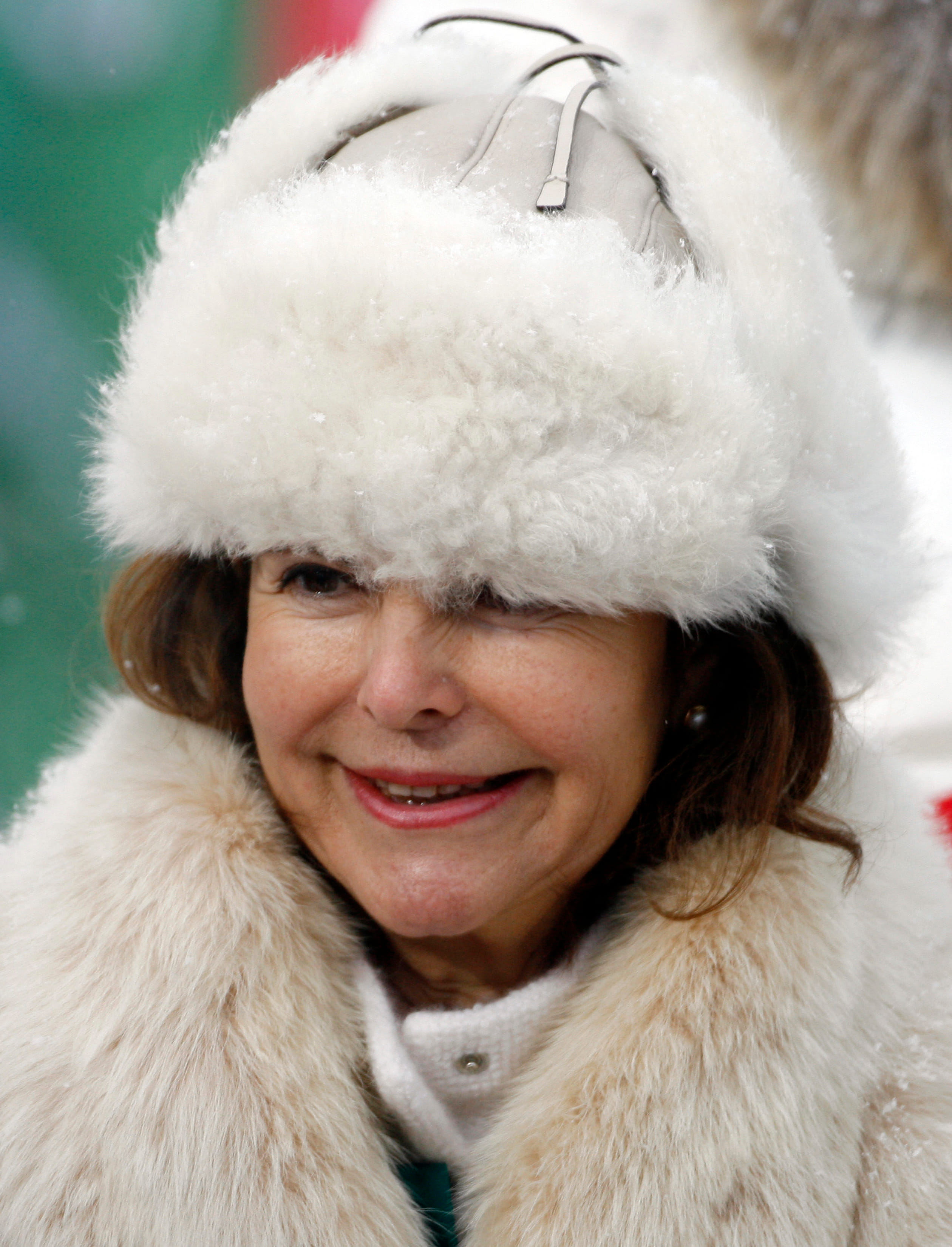 Lekker dik ingepakt tegen de kou. Koningin Silvia is een van de toeschouwers bij een skiwedstrijd in