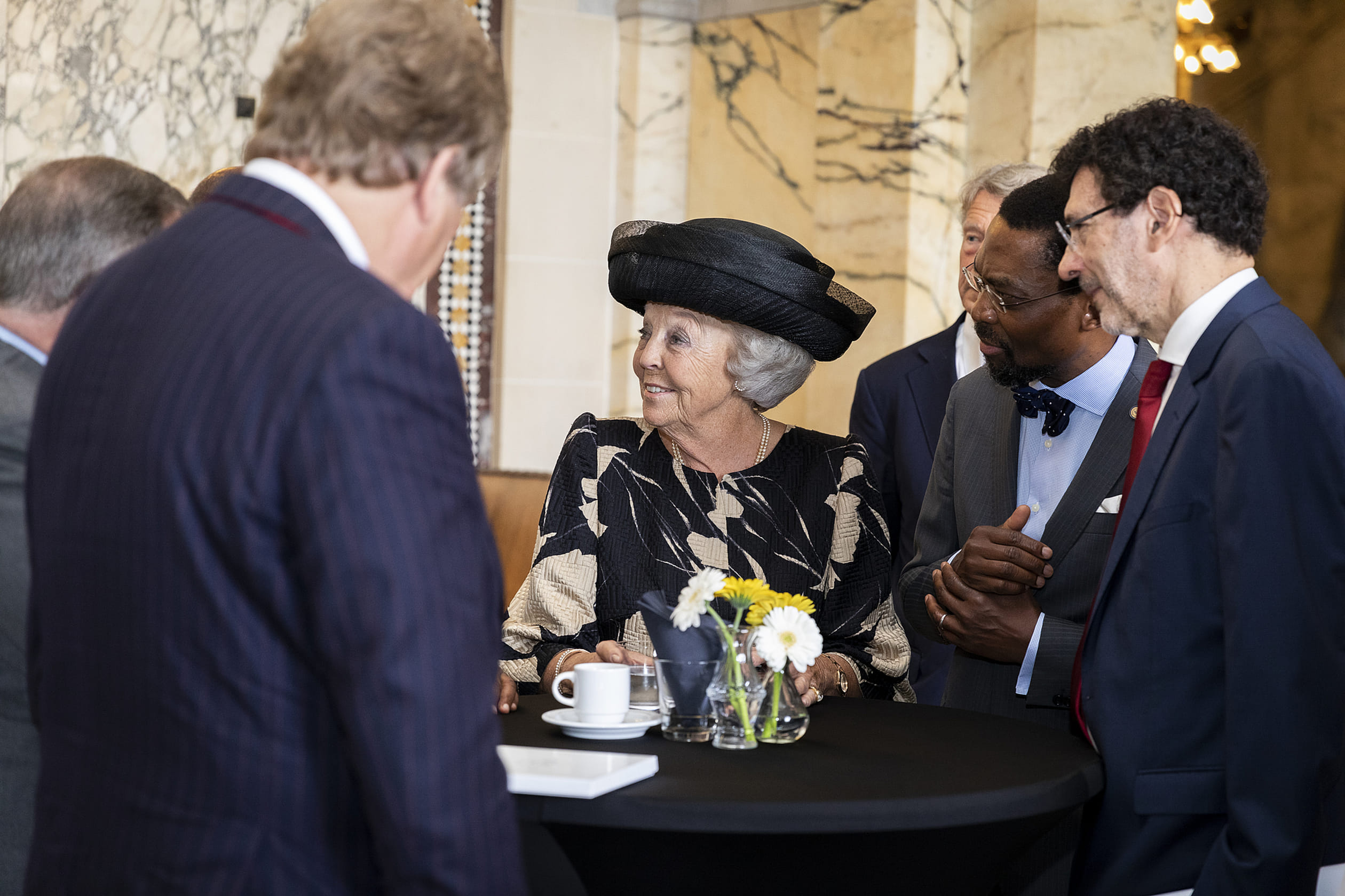 Prinses_Beatrix_gesprek_Vredespaleis.jpg