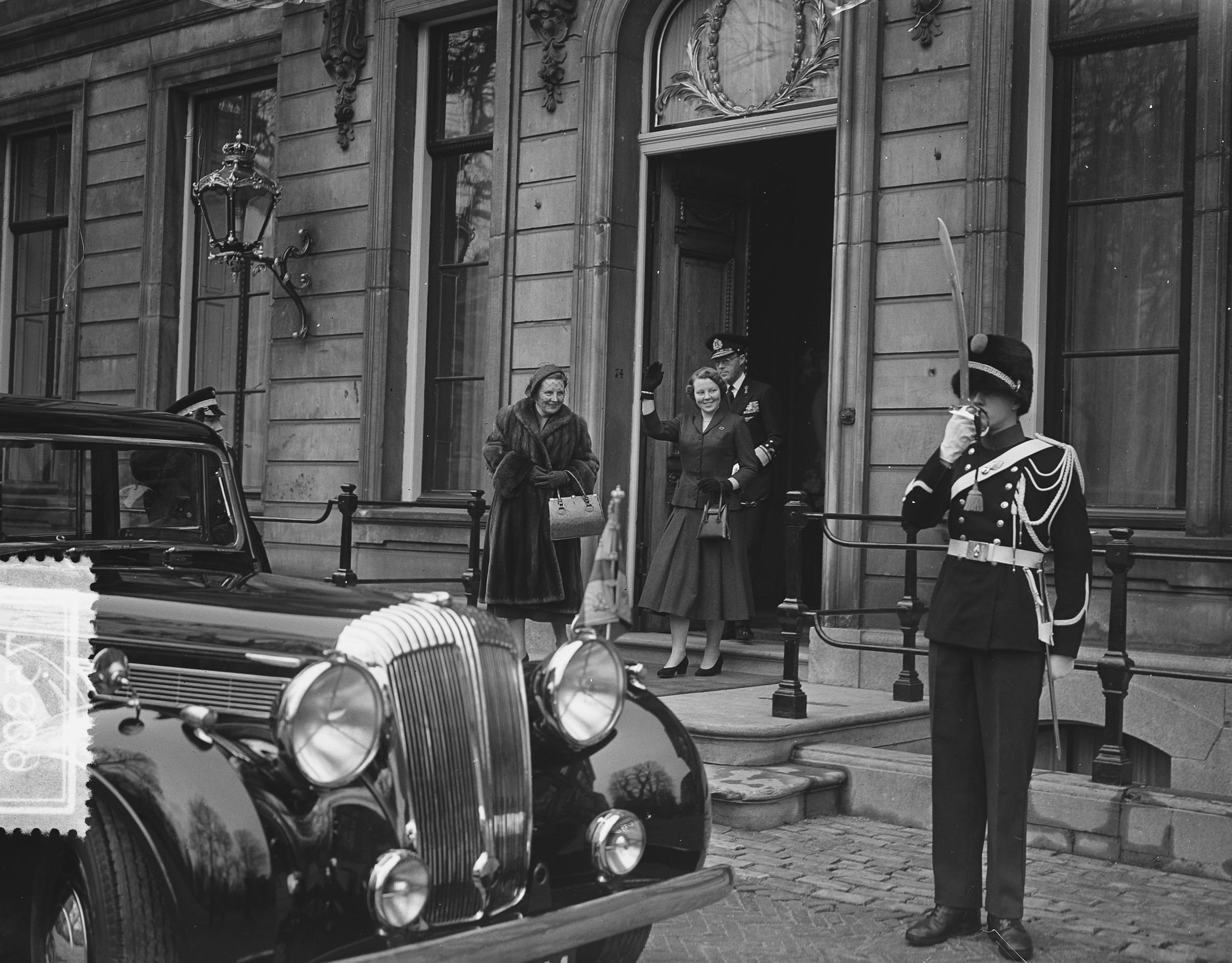 Prinses_Beatrix_verlaat_Raad_van_State.jpg