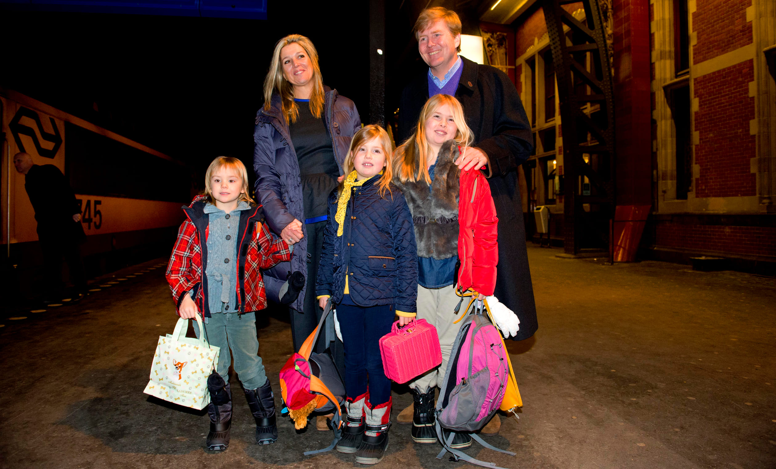 2013: Het gezin van Willem-Alexander arriveert op station Amsterdam Centraal.