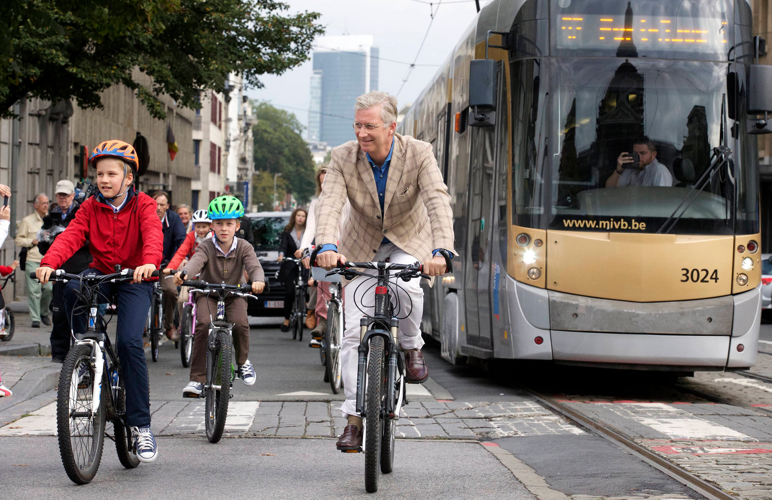 Ook koning Filip pakt af en toe gewoon de fiets.
