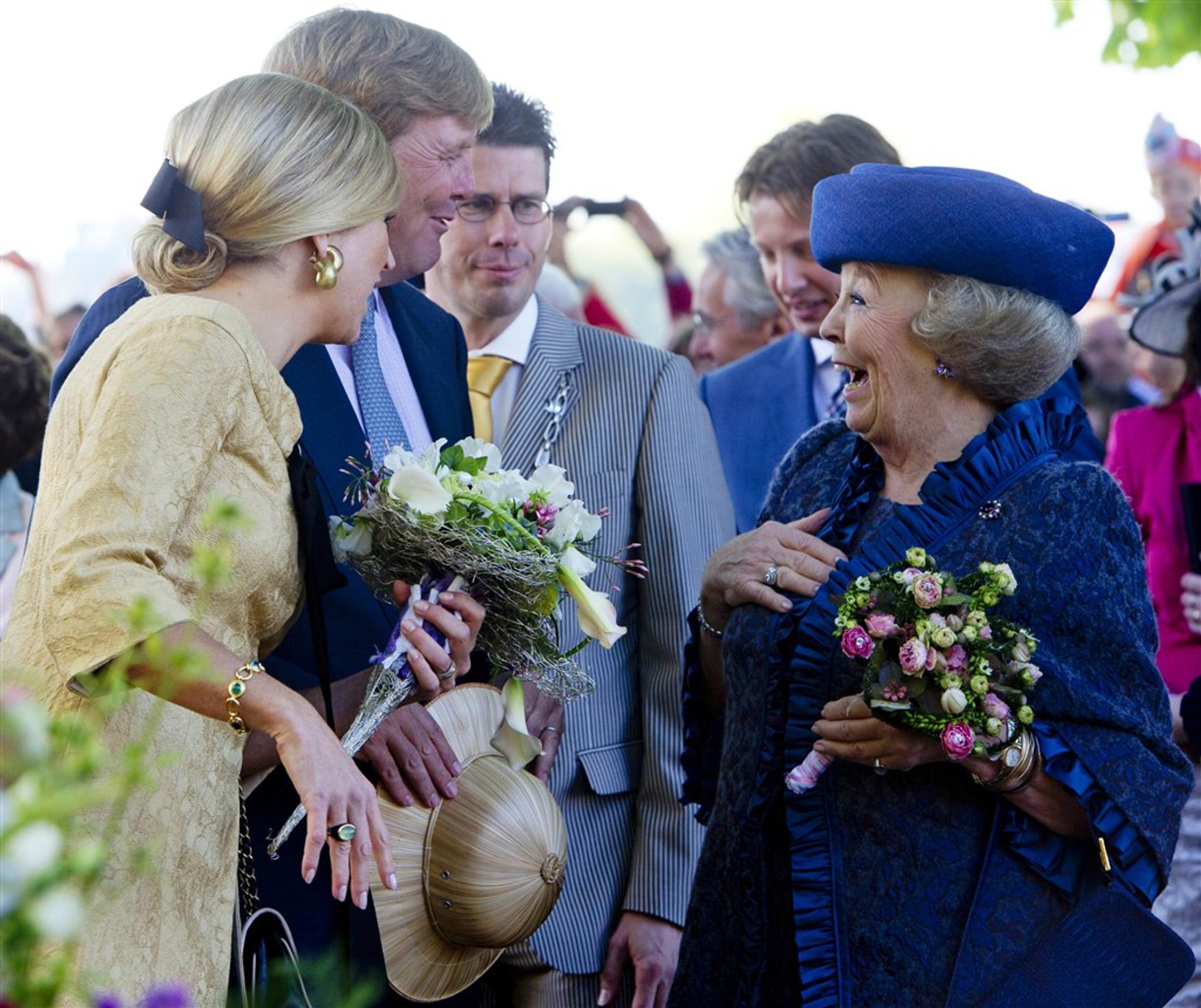 Prins Willem-Alexander, prinses Máxima en koningin Beatrix hebben plezier tijdens Koninginnedag 2012