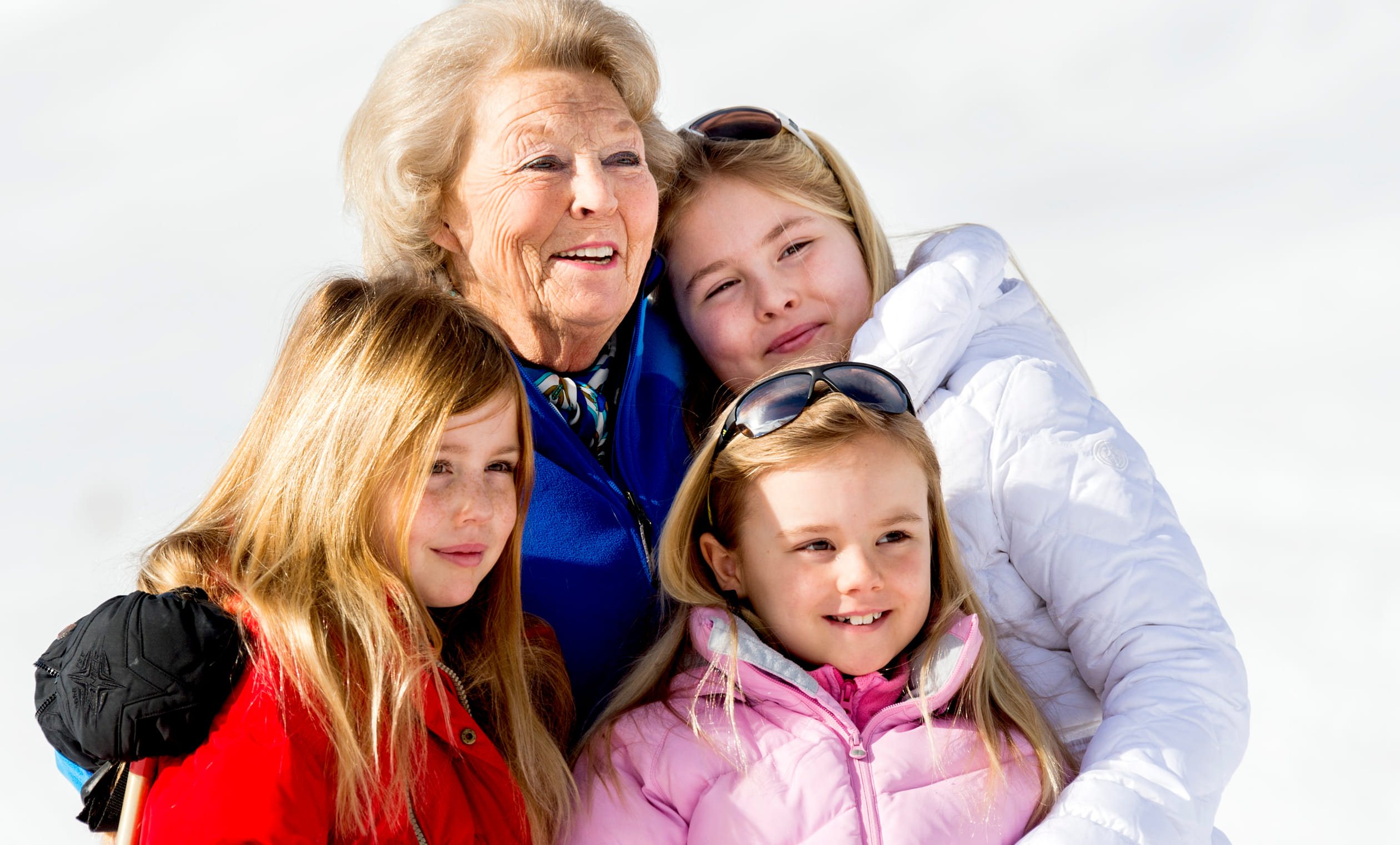 De prinsessen samen met hun oma, prinses Beatrix, in 2015.