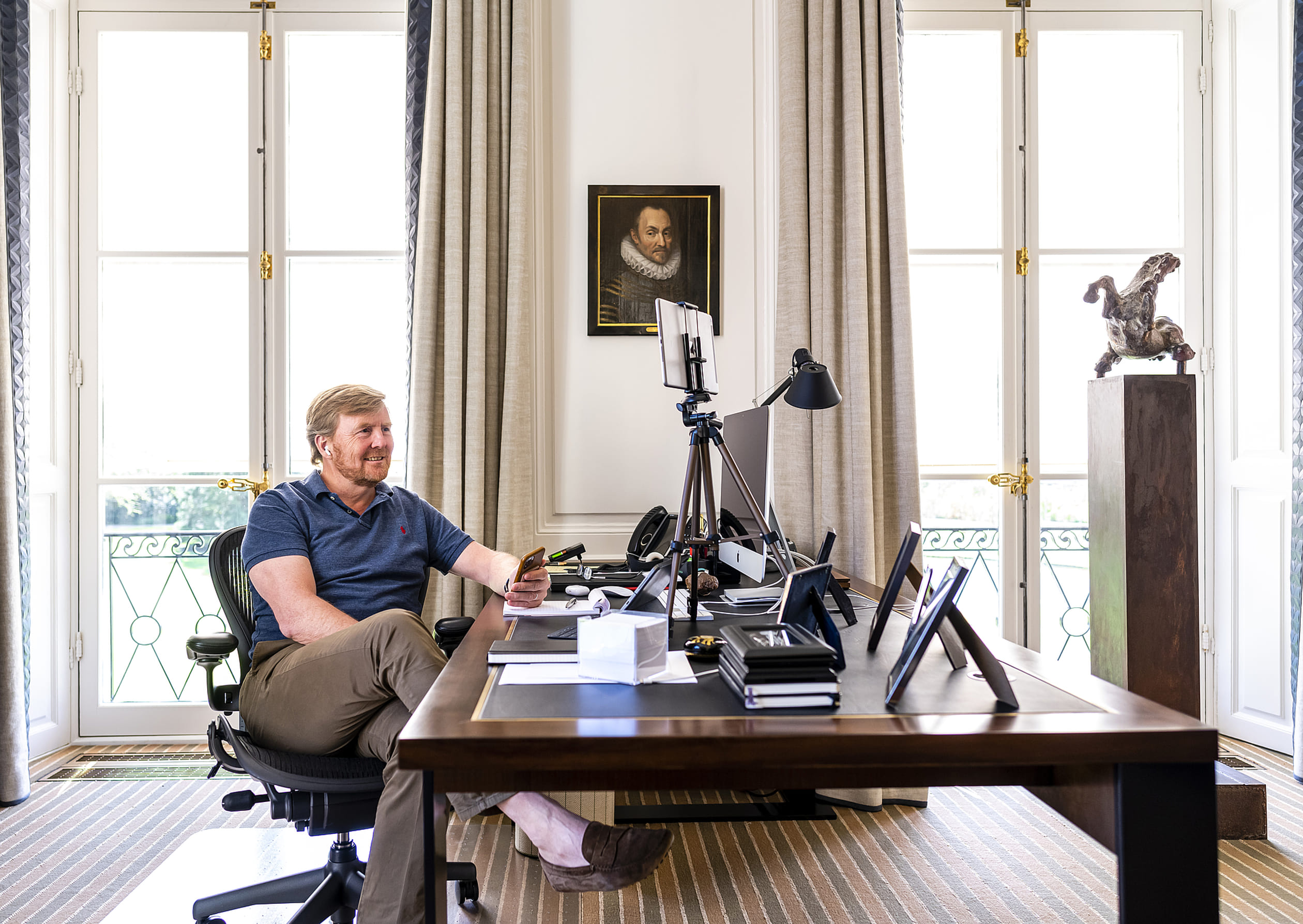 Koning_in_werkkamer_casual_gekleed.jpg