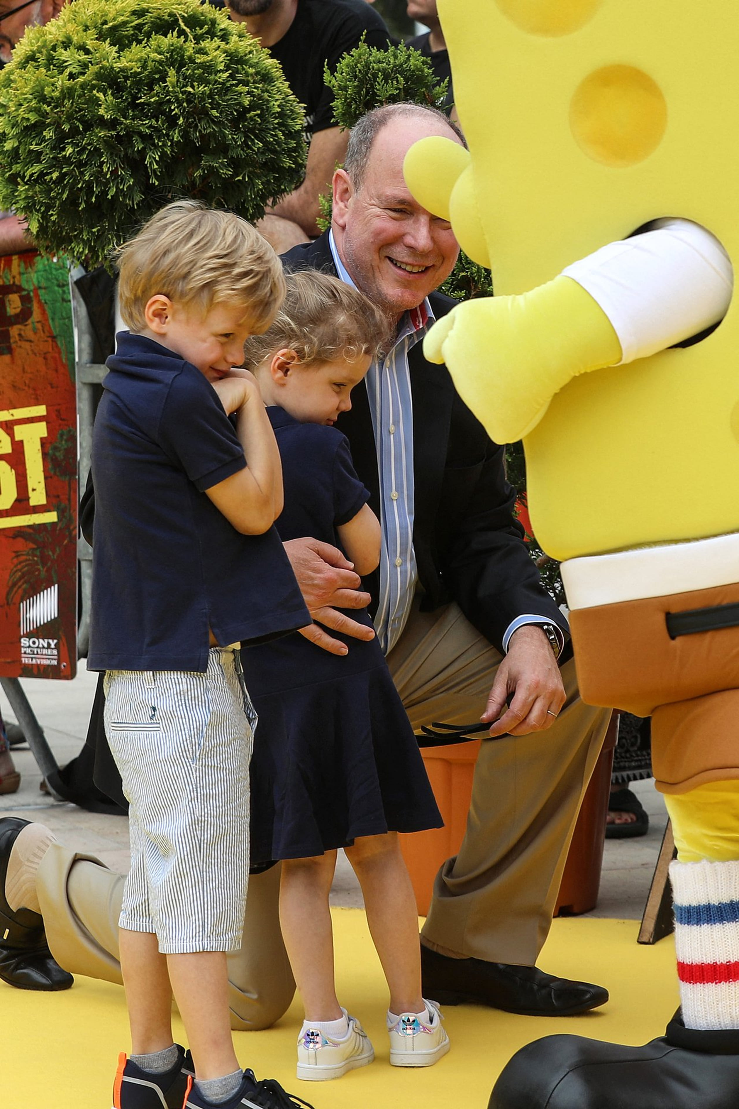 Voor Spongebob is de tweeling wel een beetje bang... gelukkig is Albert erbij voor een knuffel!