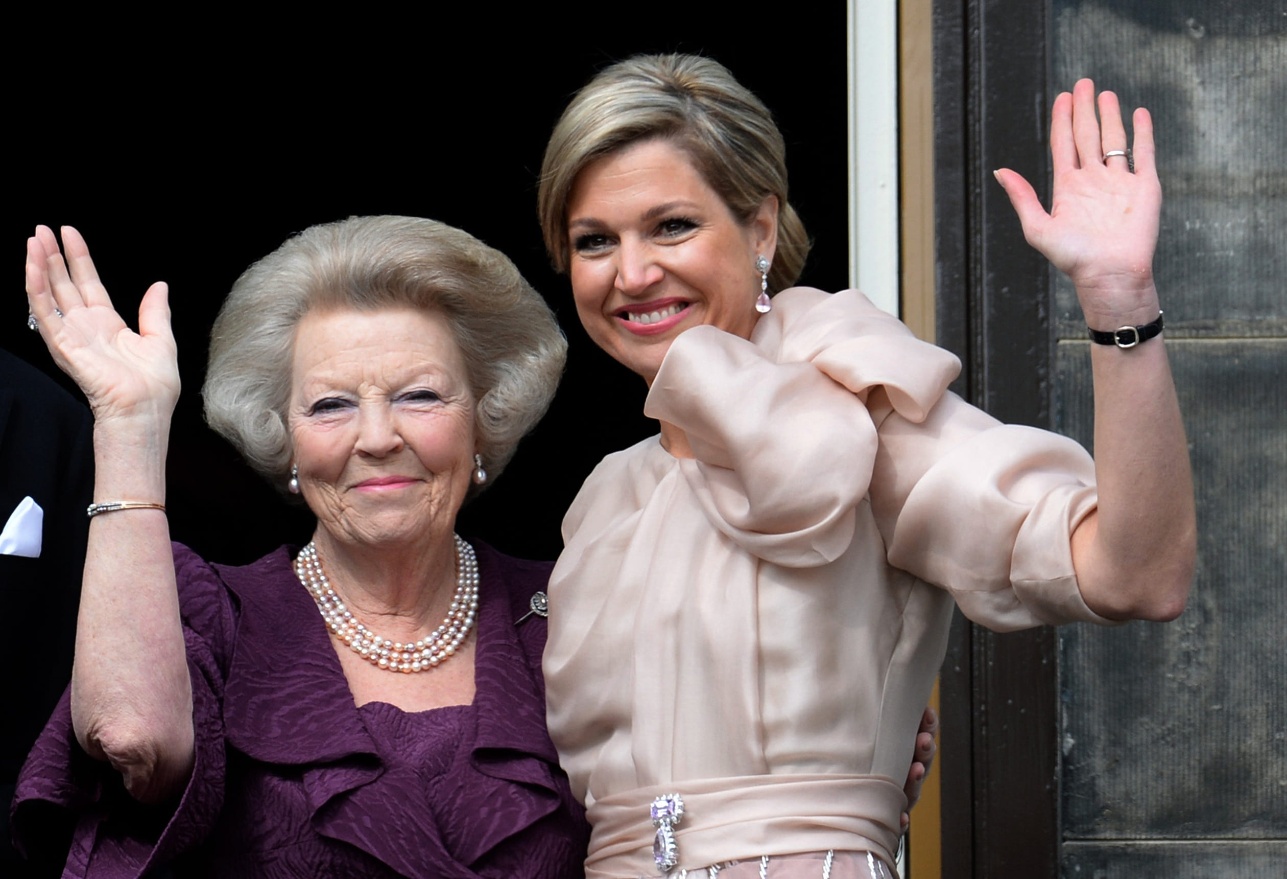 Beatrix_en_Maxima_abidicatie.jpg