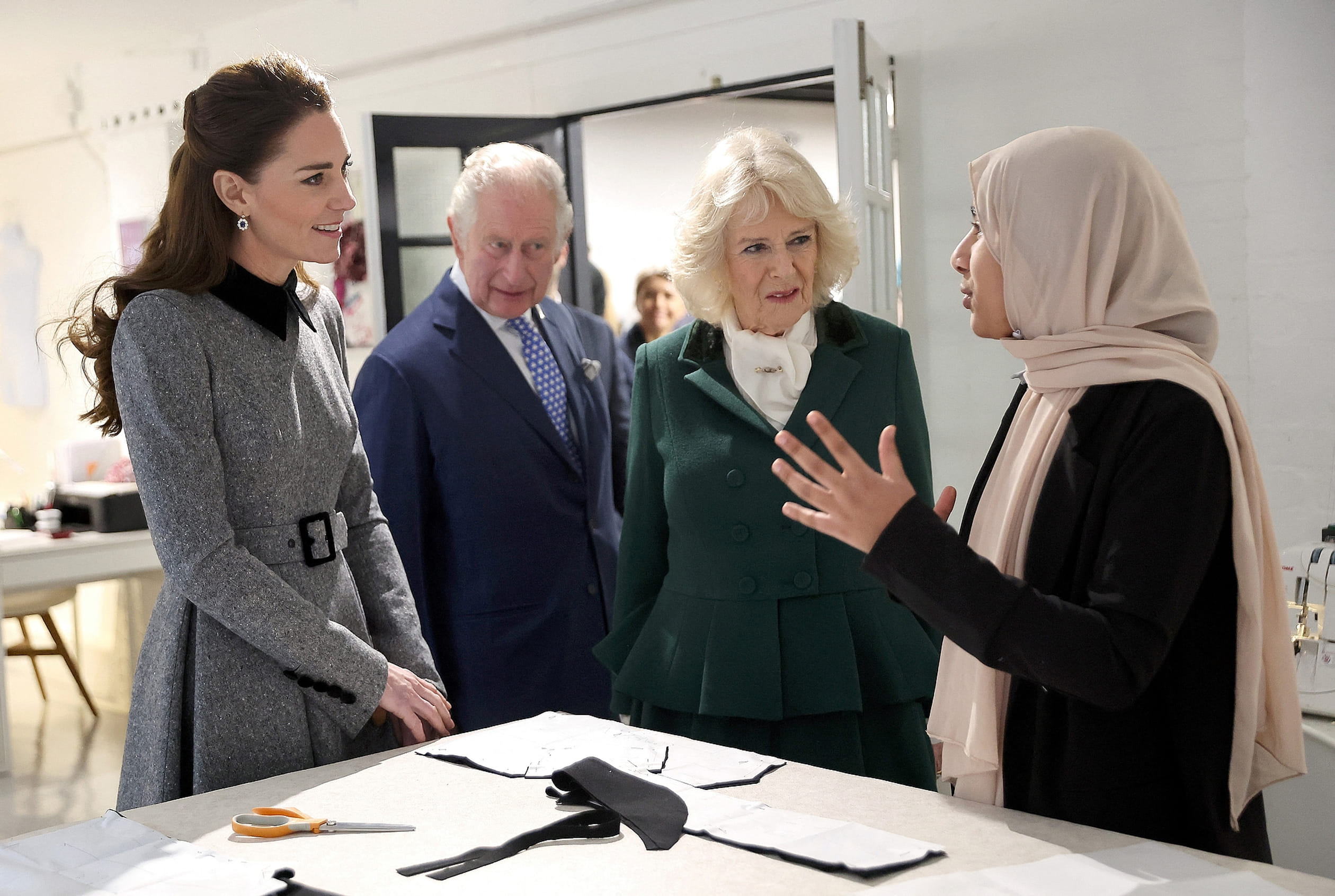 Catherine_Charles_Camilla_op_pad_2.jpg