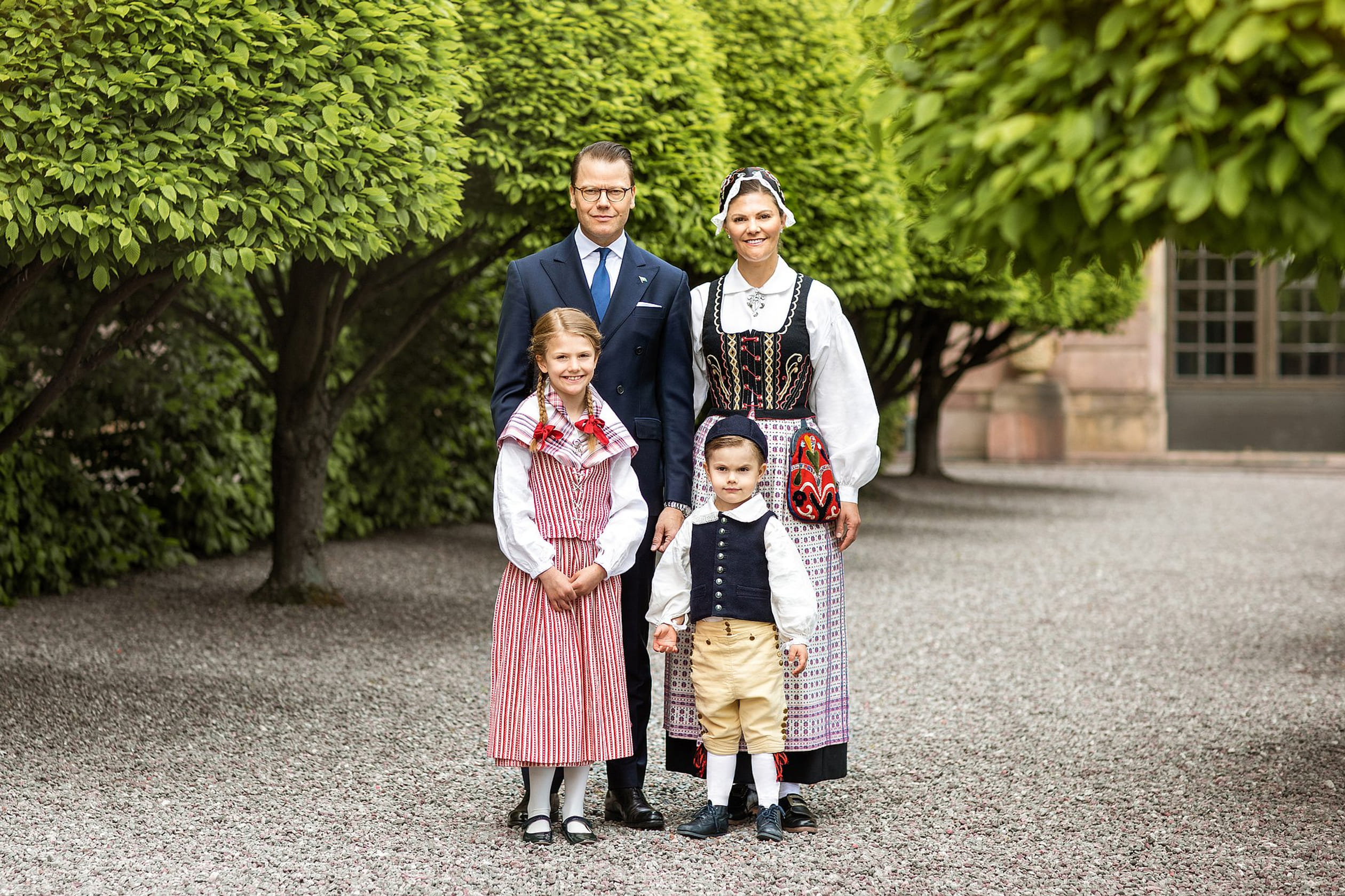 202006_Kronprinsessfamiljen_Foto_Linda_Brostro__m-KunglHovstaterna.jpg