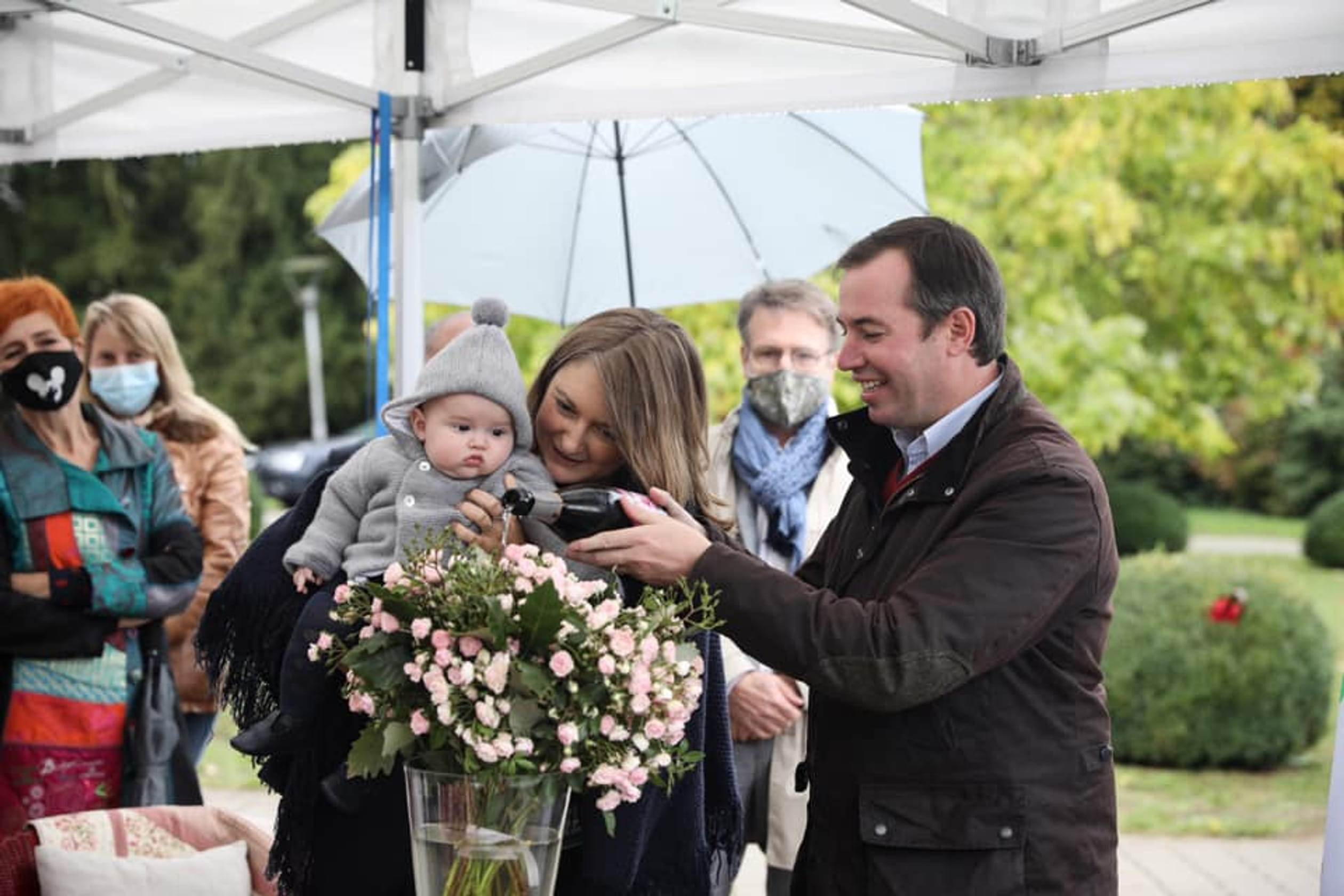 ...waar voor de kleine Charles een roos werd gedoopt.