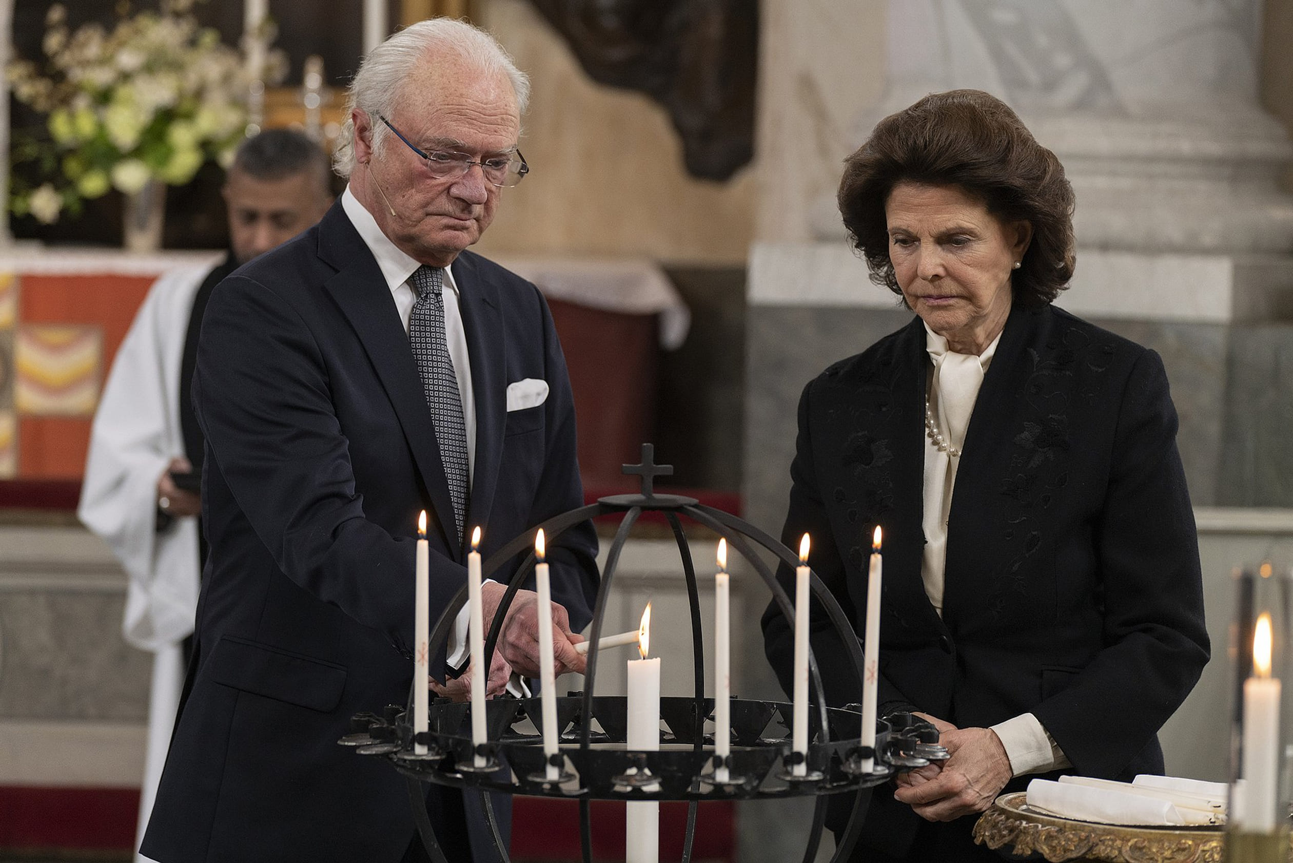Koning_Carl_Gustaf_steekt_kaars_aan_voor_coronaslachtoffers.jpg