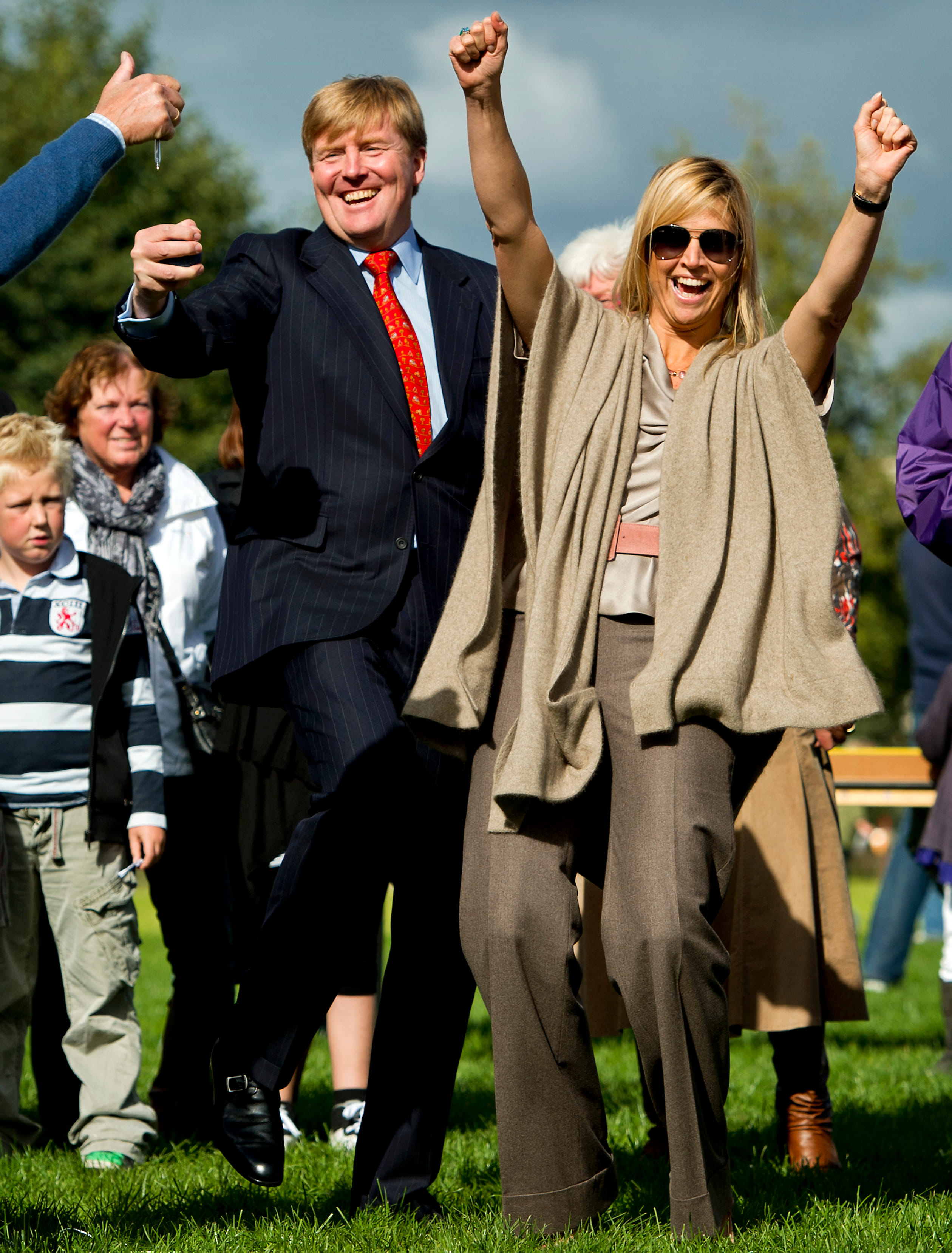 Willem Alexander en Máxima vieren hun overwinning na een wedstrijdje jeu-de-boules tijdens de