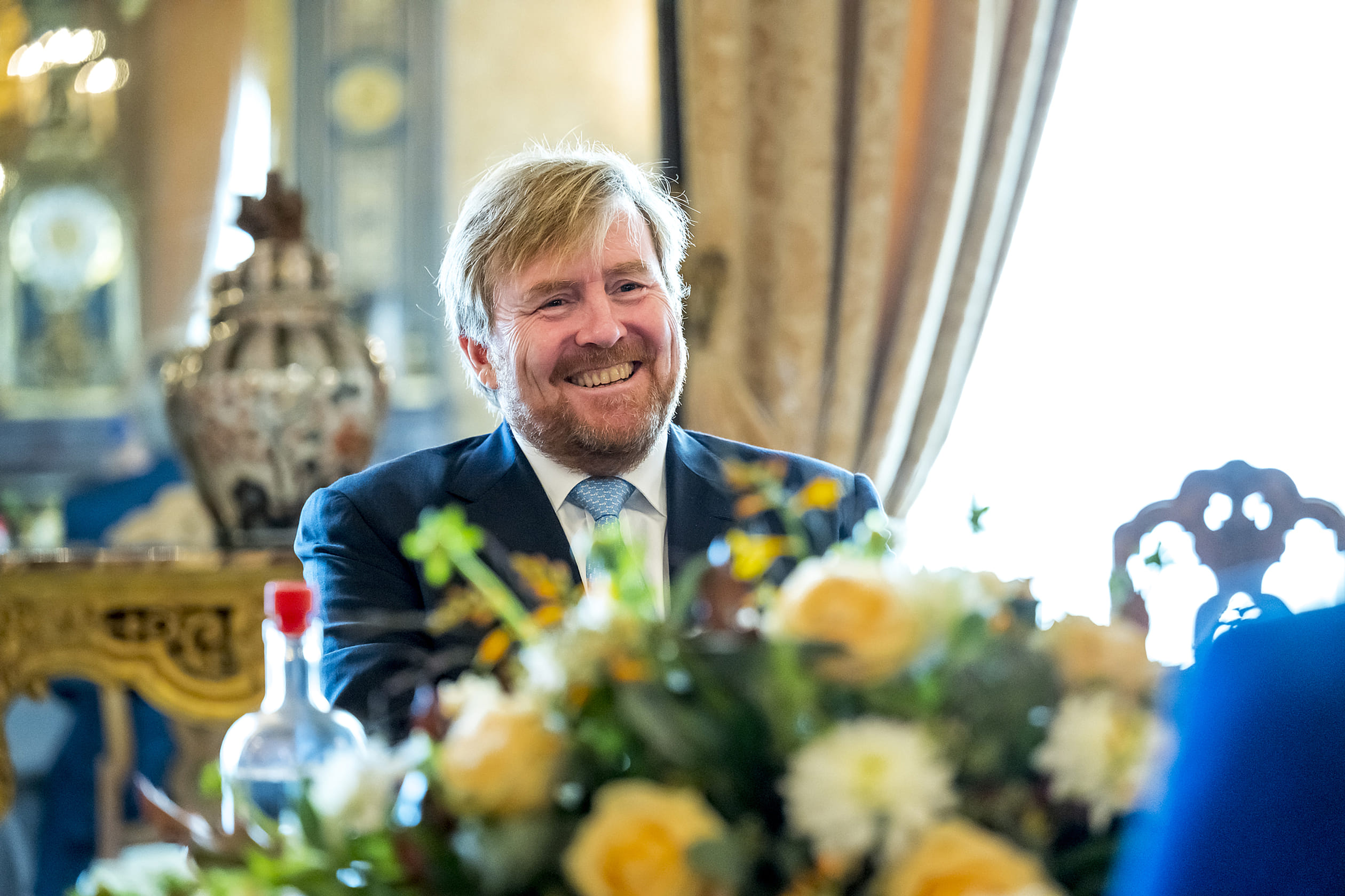 Koning_Willem-Alexander_aan_tafel.jpg
