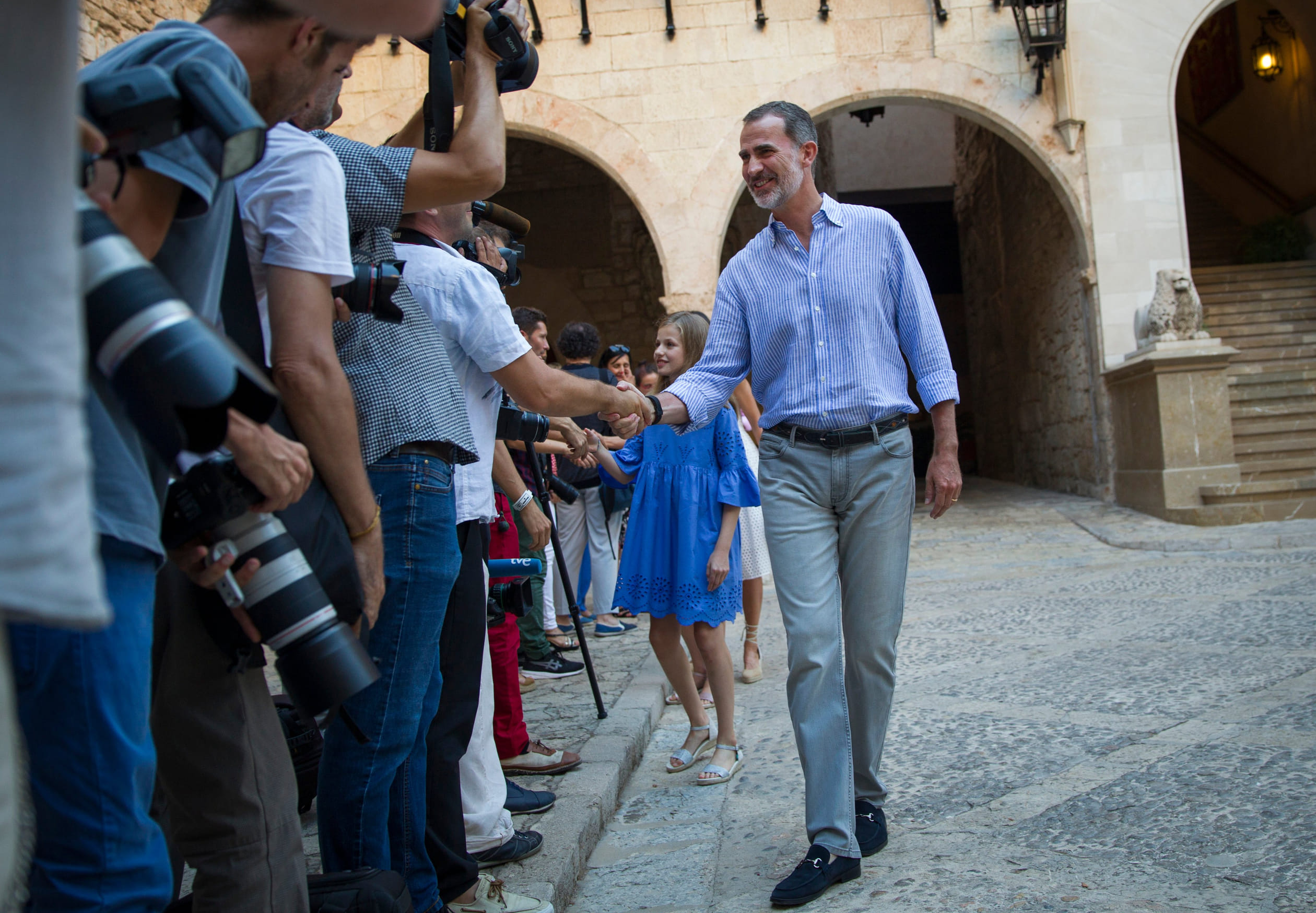 Felipe_Leonor_spanje_mallorca_fotosessie_plein_handschudden_pers.jpg
