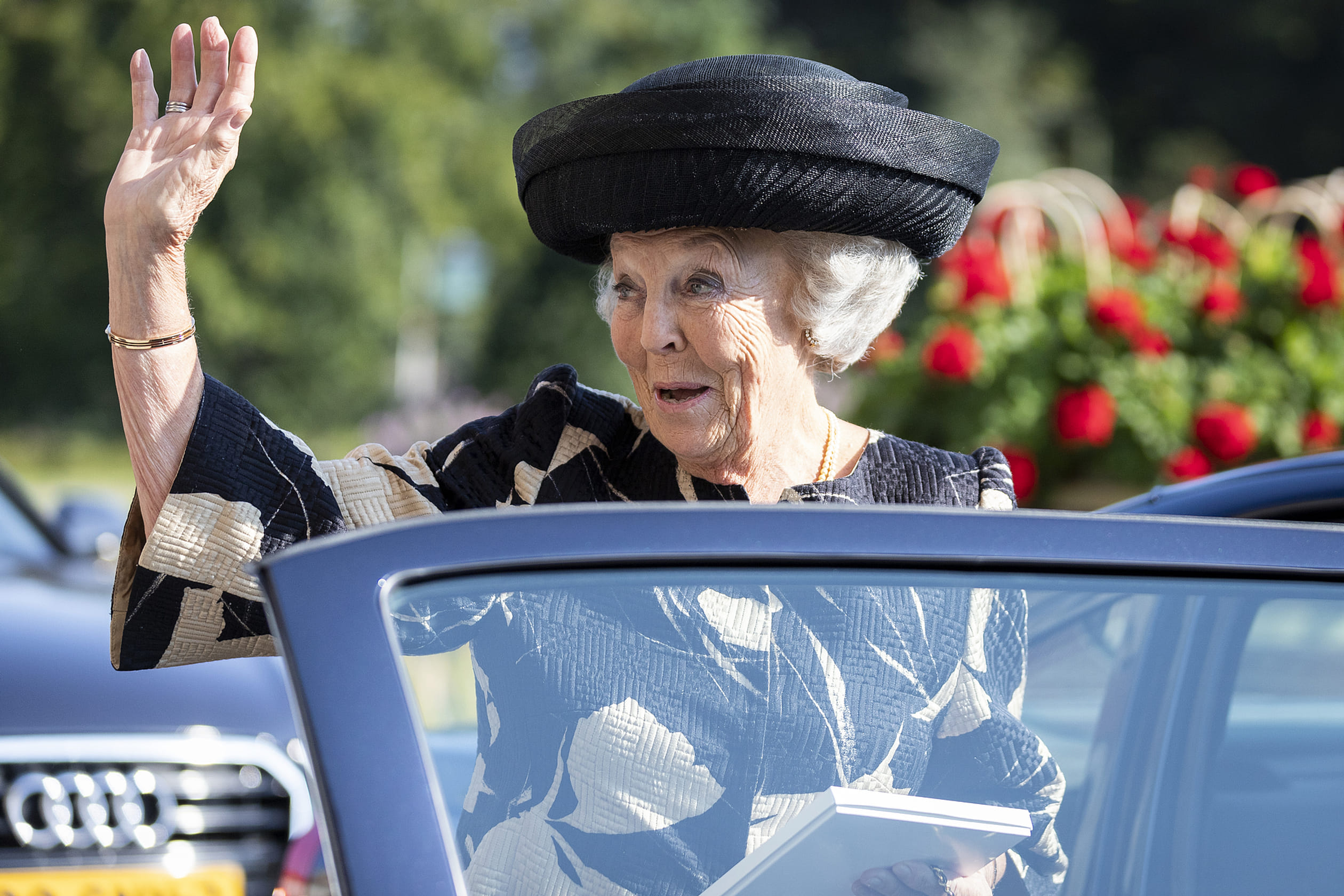 Prinses_Beatrix_zwaait.jpg