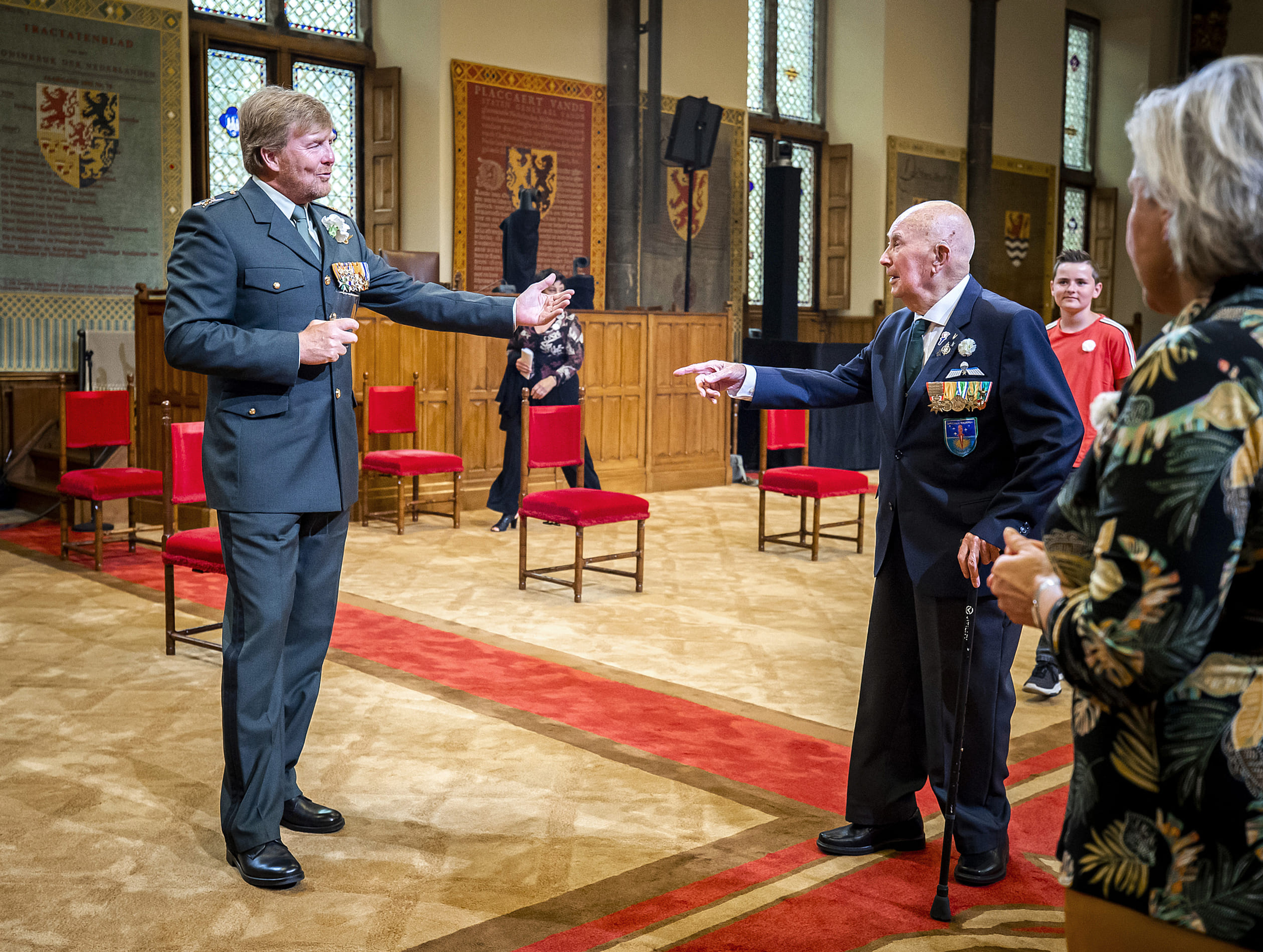 koning_in_gesprek_met_veteraan.jpg