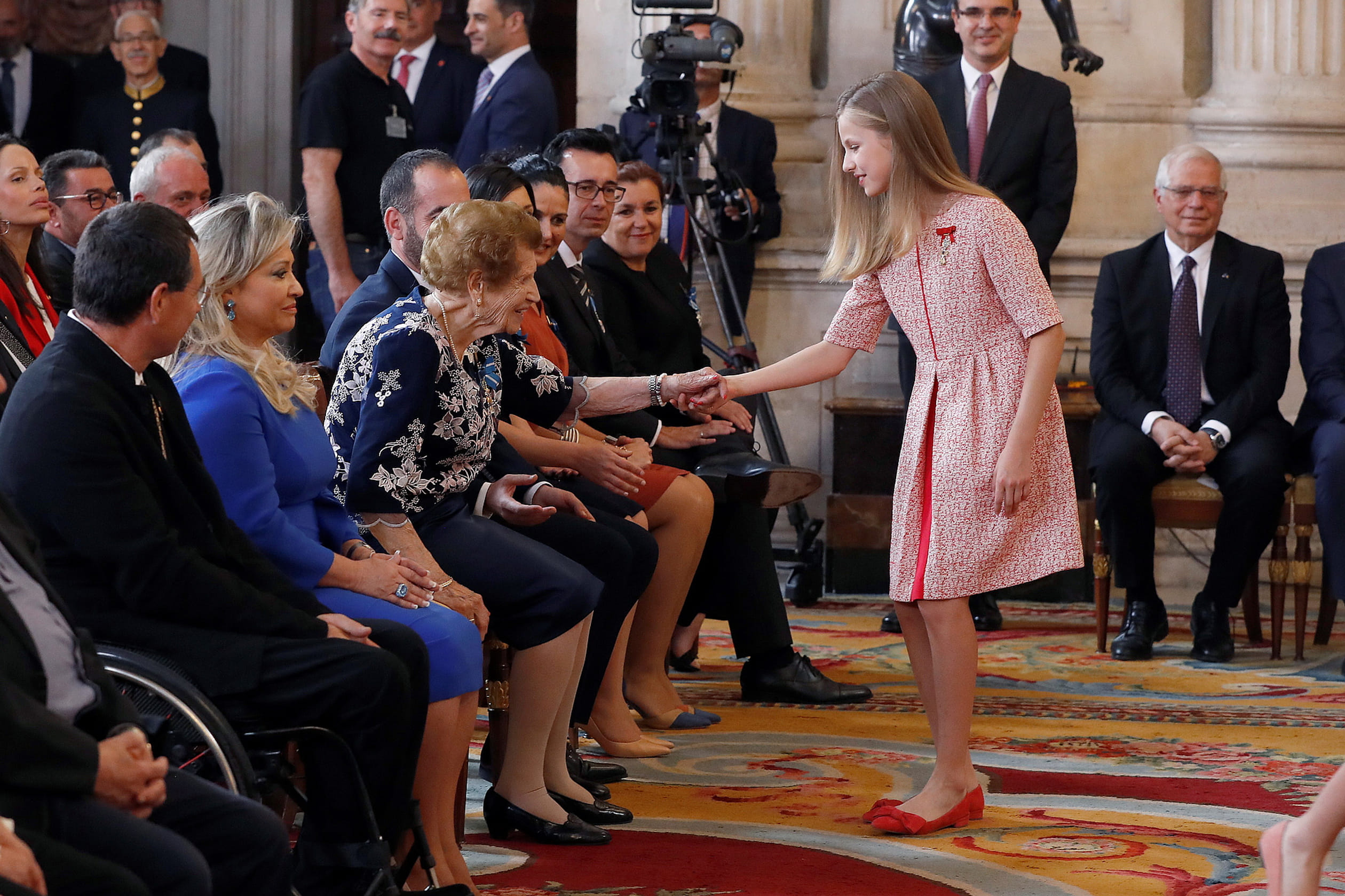 Prinses_Leonor_schudt_handen.jpg