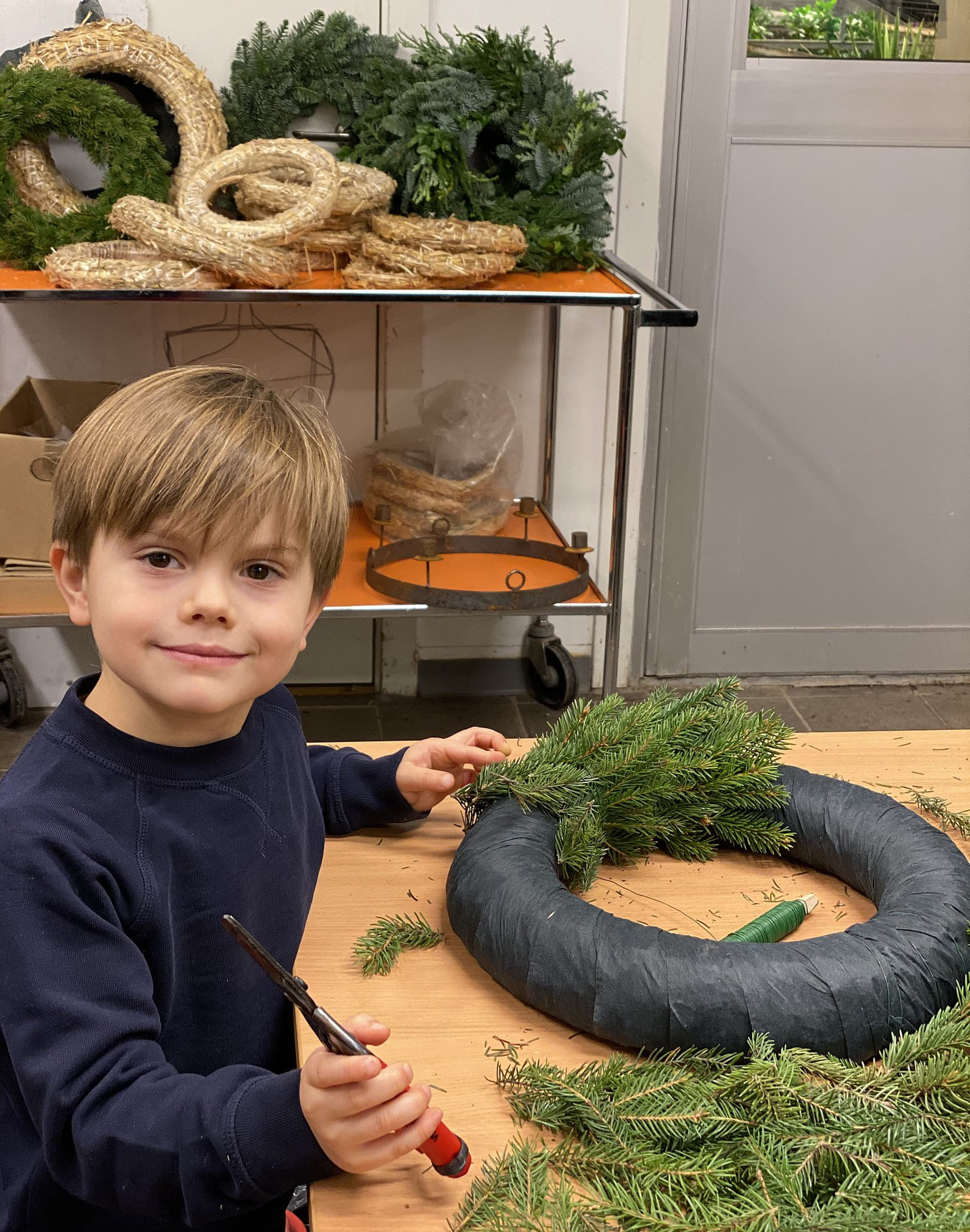 Prins Oscar maakt in december afgelopen jaar een mooie kerstkrans.