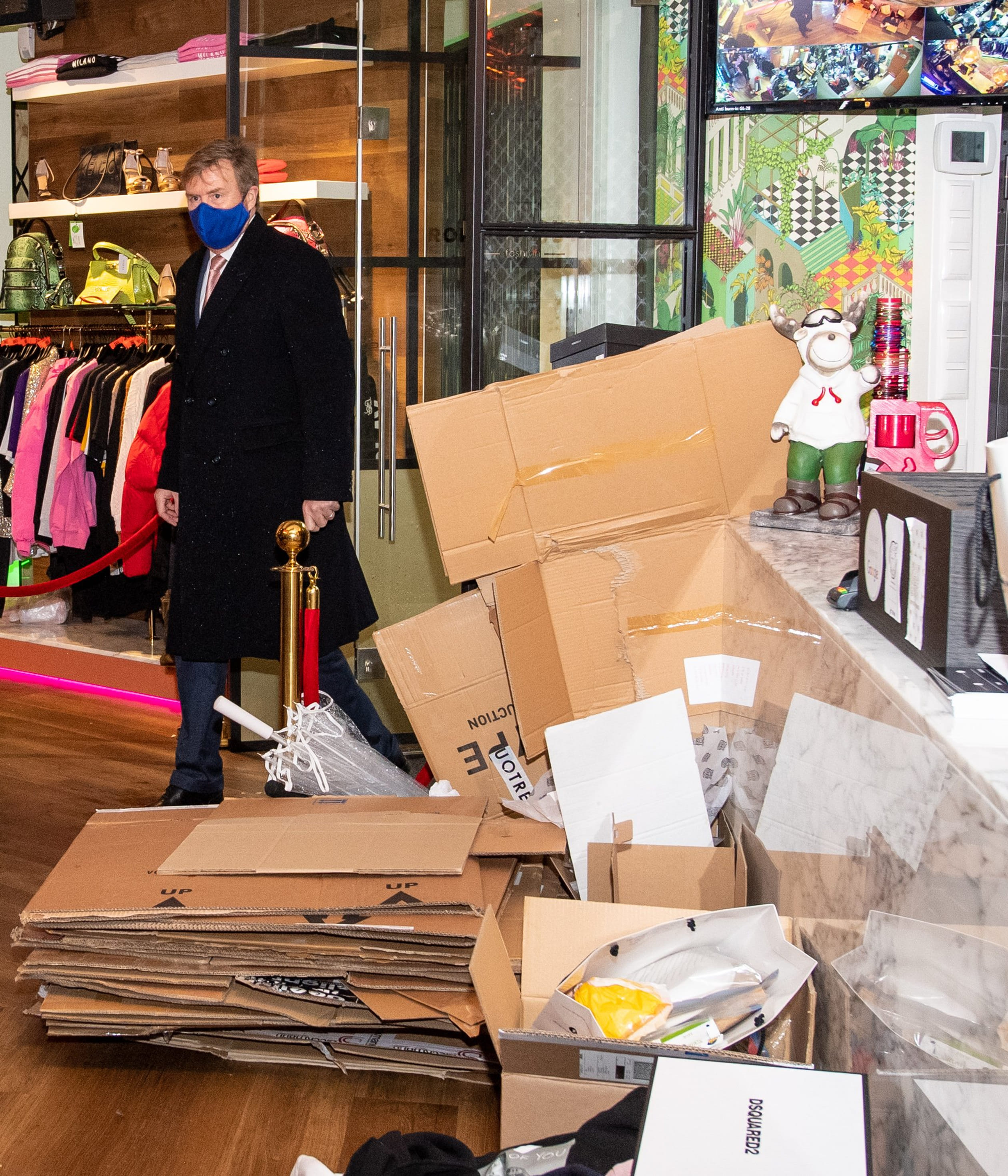 Koning_bezoekt_geplunderde_winkel_DenBosch.jpg