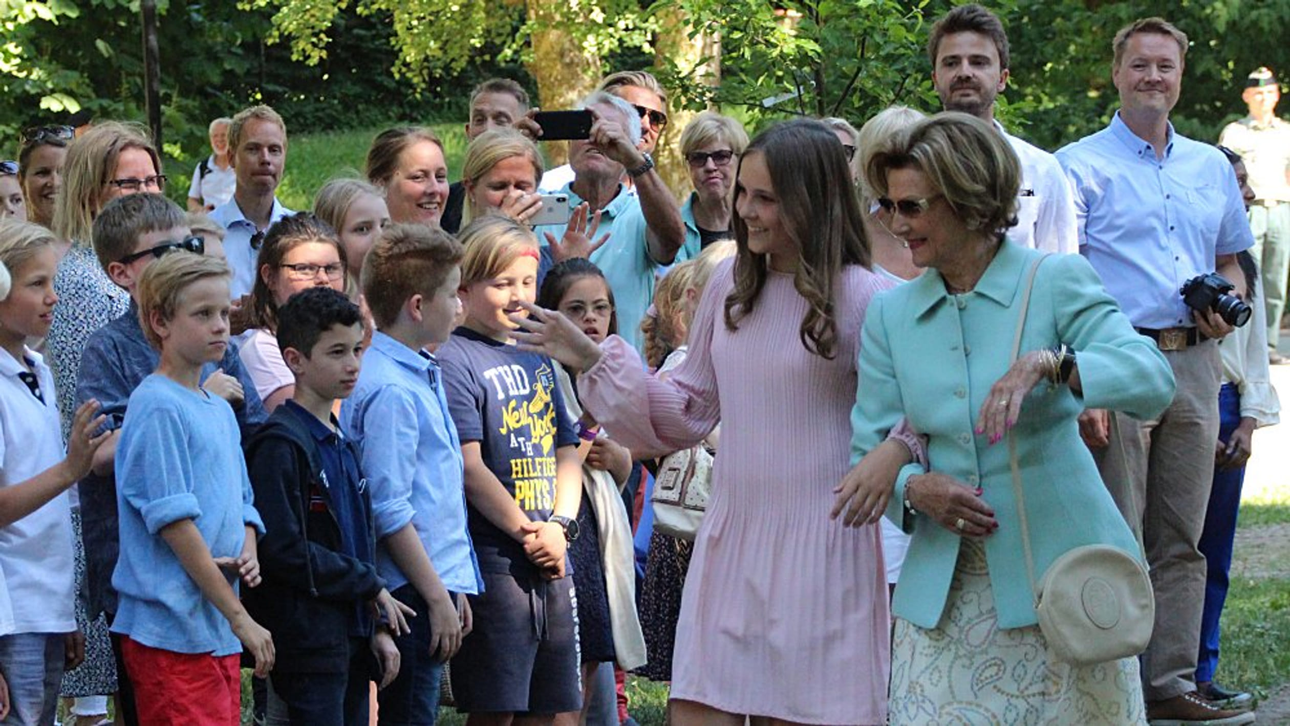Ingrid_Alexandra_en_koningin_Sonja_in_beeldenpark.jpg