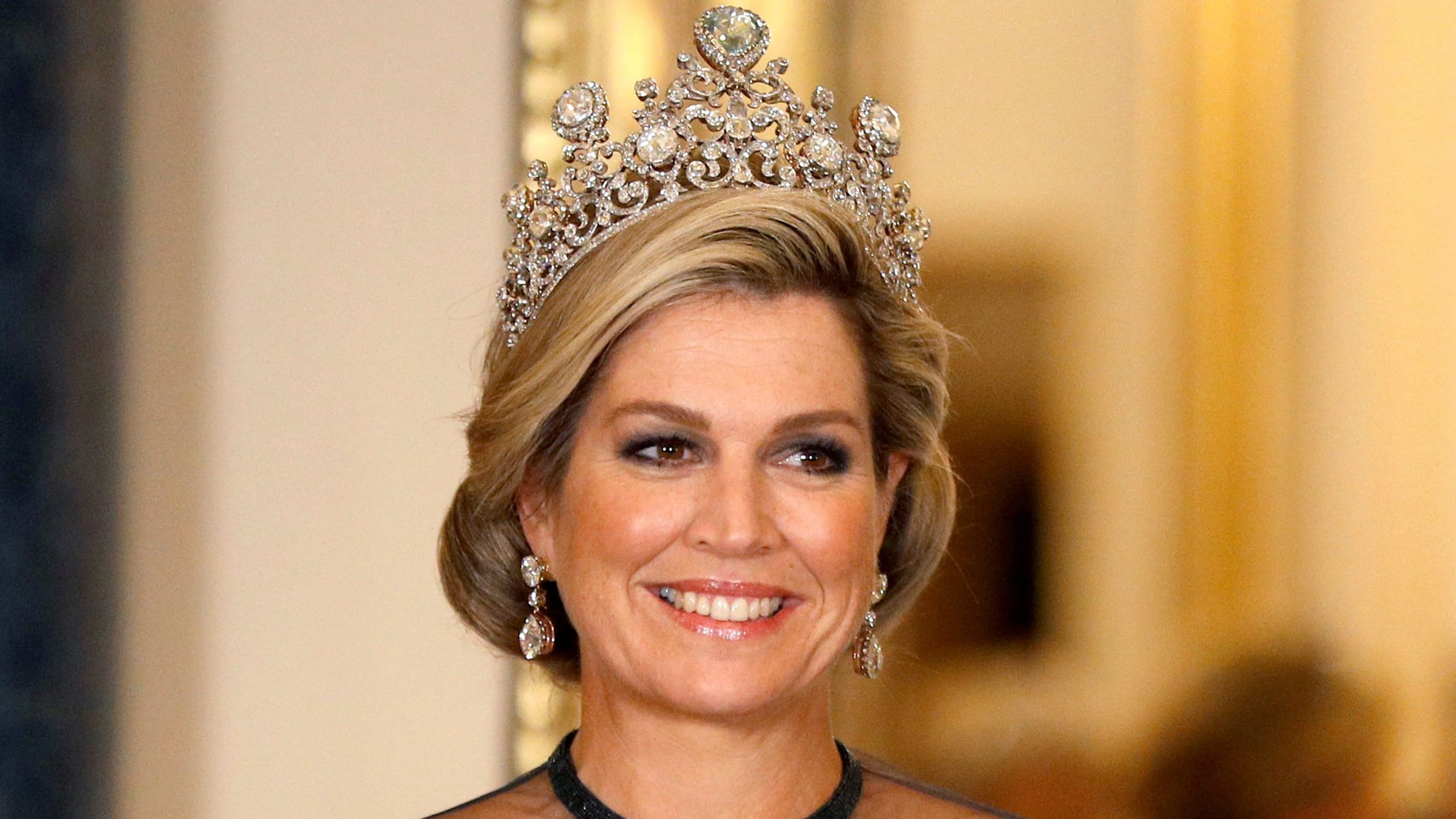 De koningin met het Stuart-diadeem in vol ornaat. Vanavond draagt zij de vereenvoudigde versie.