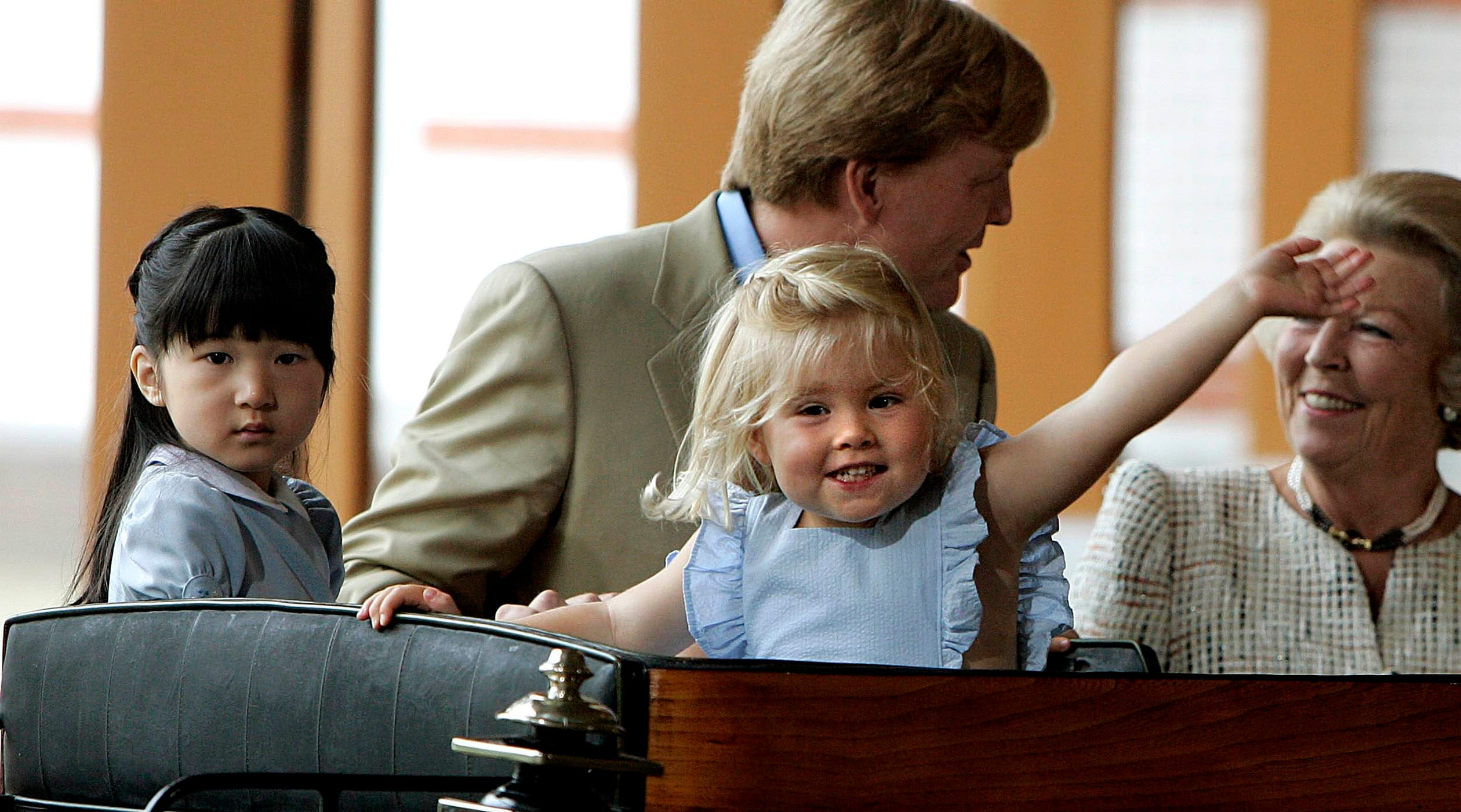 Amalia zwaait samen met de Japanse prinses Aiko naar de Nederlandse en Japanse pers, 2006.