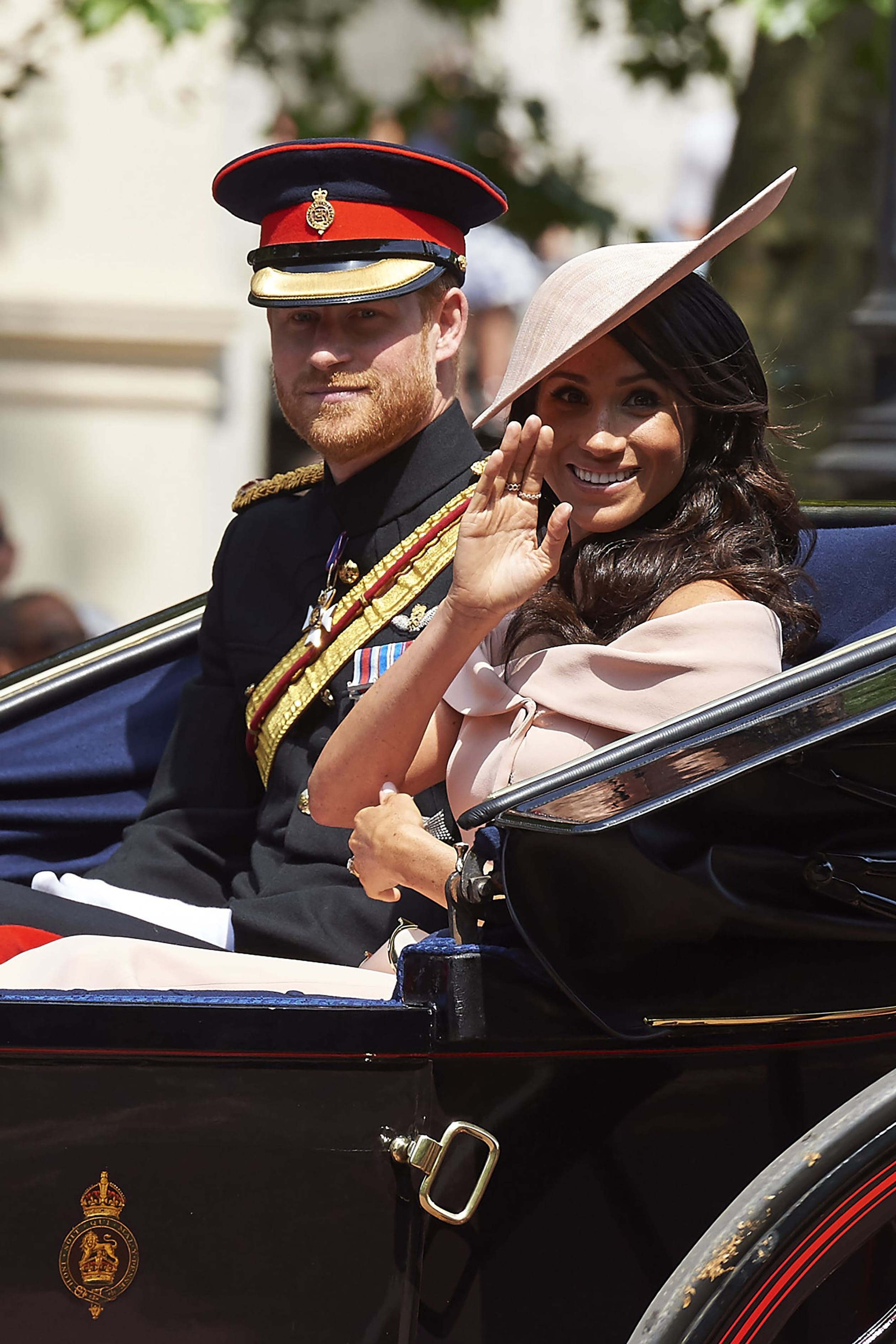 Hertogin_Meghan_zwaait_rijtuig_Trooping_the_Colour.jpg