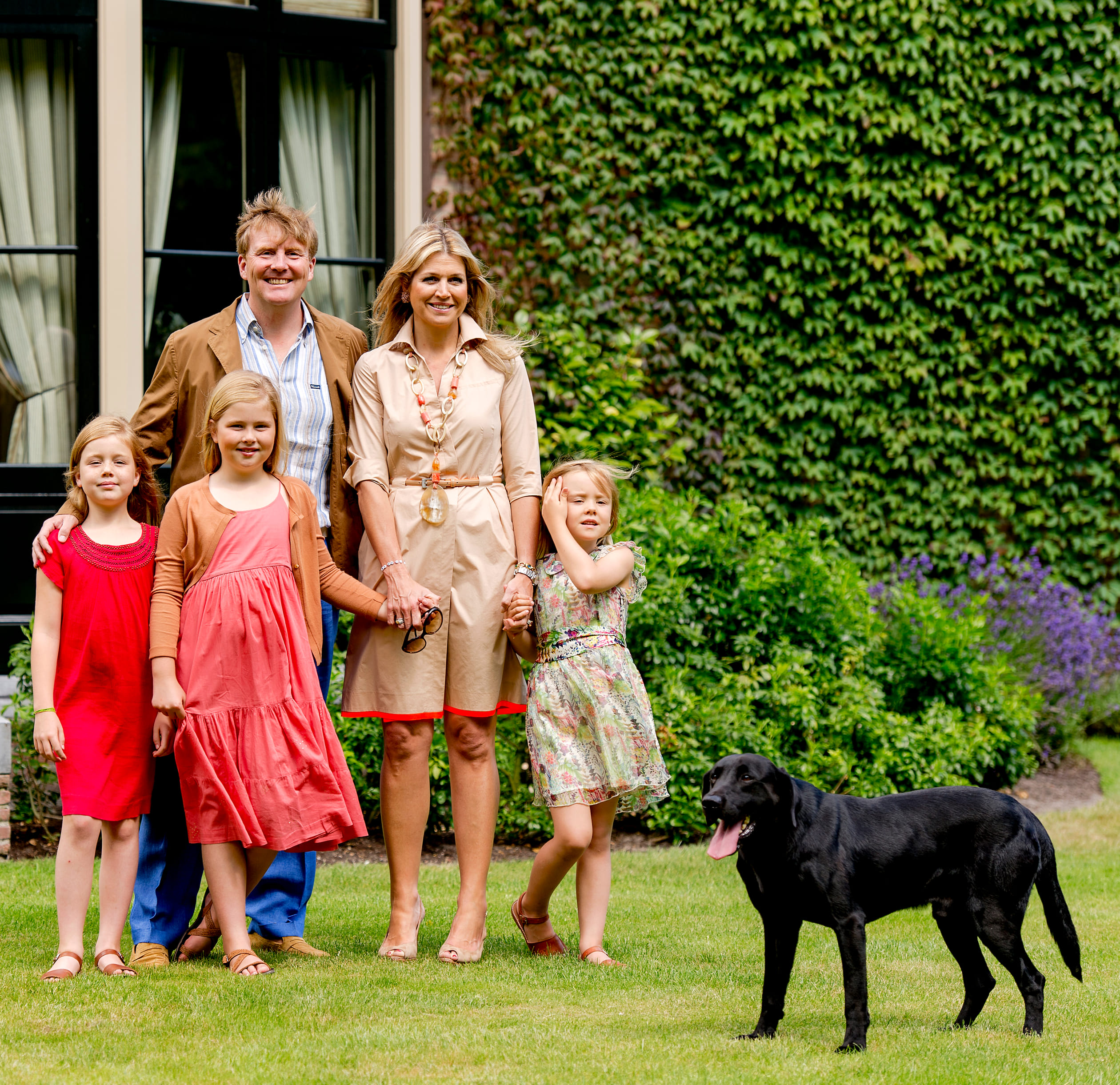 Hond Skipper kwispelt vrolijk rond bij de traditionele fotosessie in de tuin van Villa Eikenhorst in