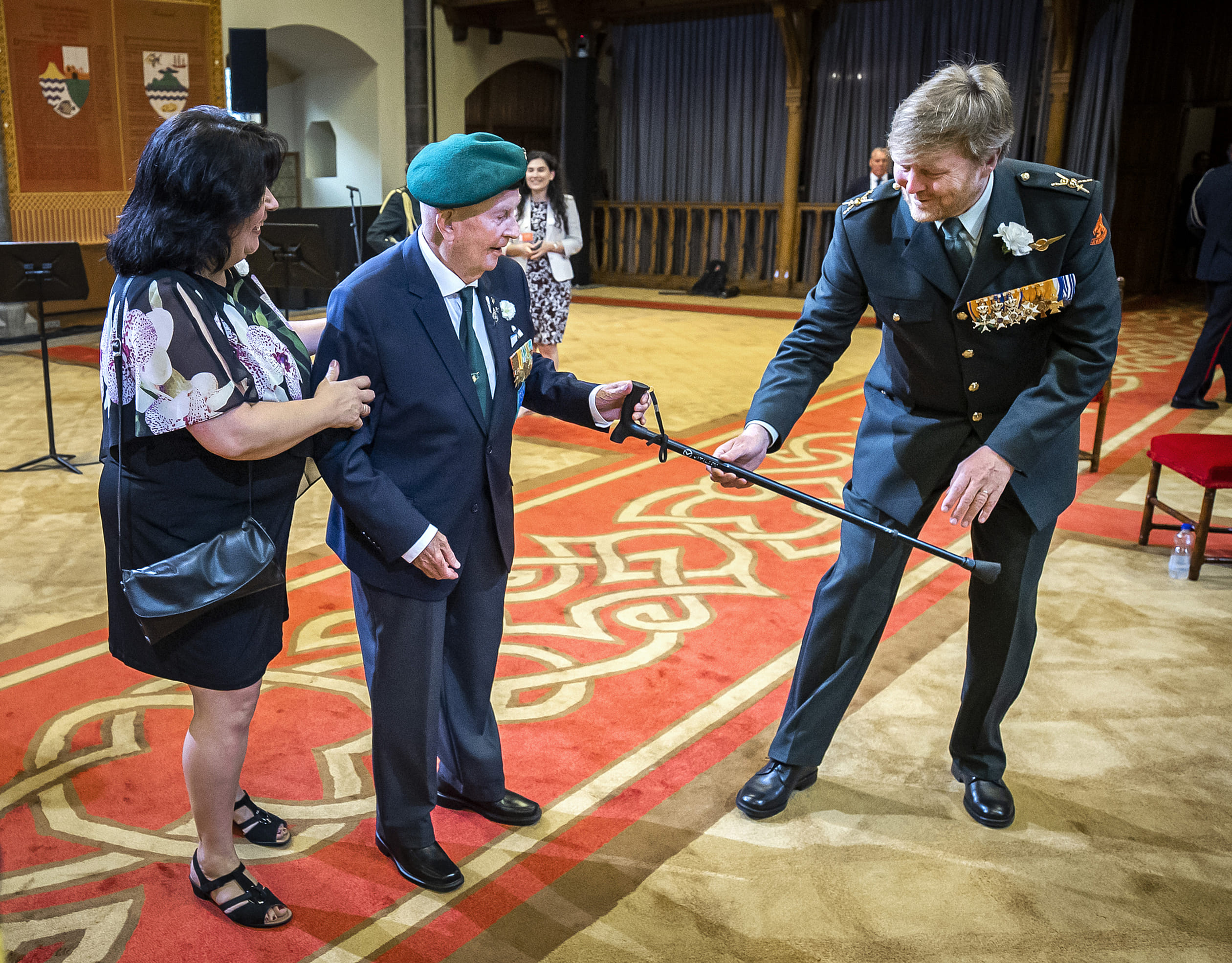 Koning_schud_de_stok_van_een_veteraan.jpg