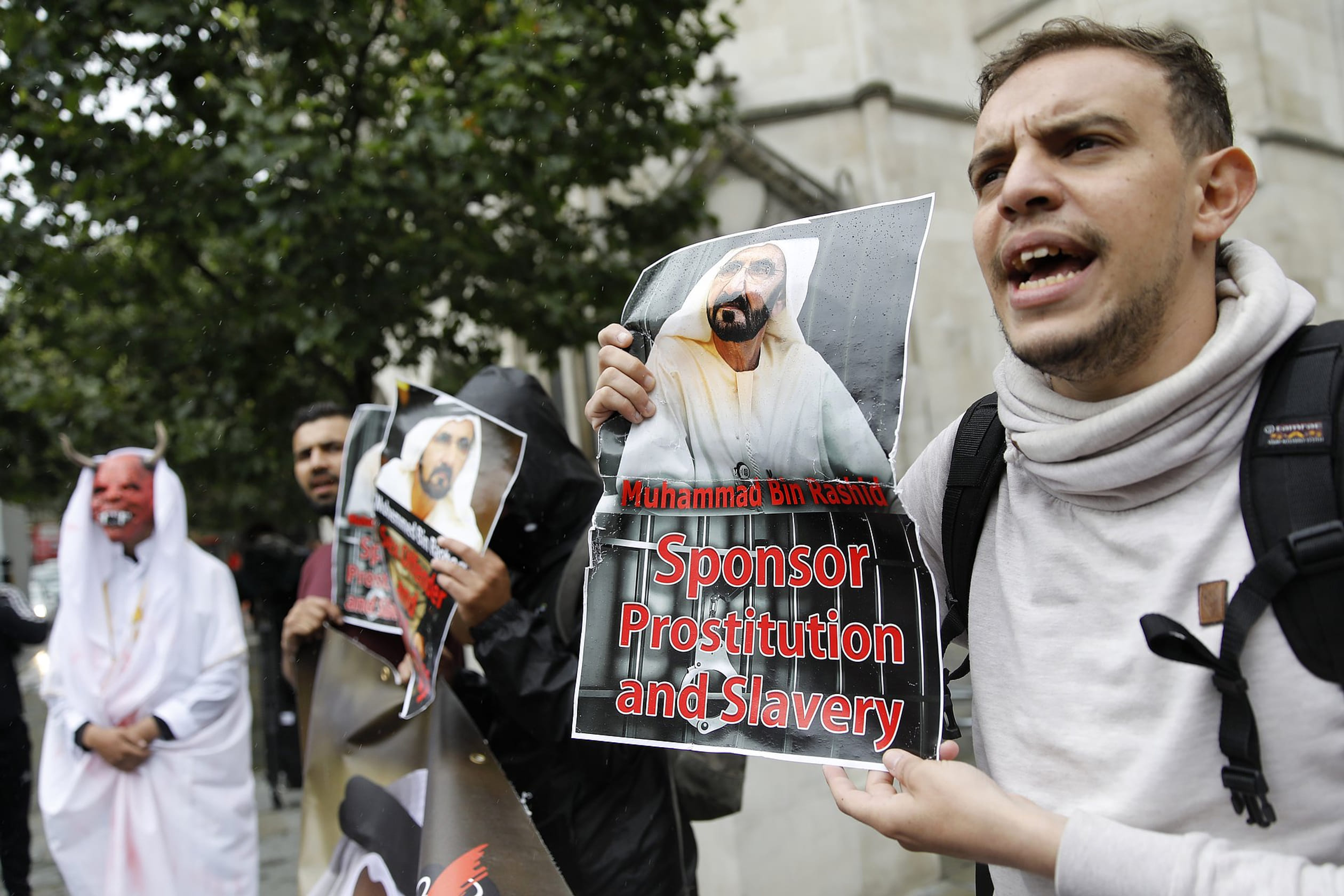 Protest bij het High Court in Londen tegen sjeik Mohammed, de emir van Dubai.